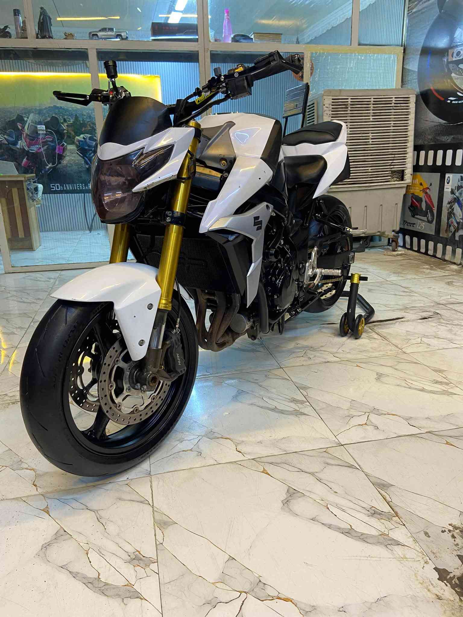 سلام عليكم
GSX-R 750c 2015
مكينه مكفوله وكير مكفوله 

دراجه كامله ما ناقصه شي 

بيهة فجوج نايسون امامي والخلفي نايسون 

صالنصه بروكس 

عنبار برنبو ويدت كلج برنبو 

كامله ما ناقصه برغي 

منفيز ومكاتبه فقط 

سعر خاص 

العنوان بغداد حي البتول 

اتصال ‭***********‬

واتساب فقط ***********

نص مكتوب في الصور:
- @g1.nyu16
- q1.my.id