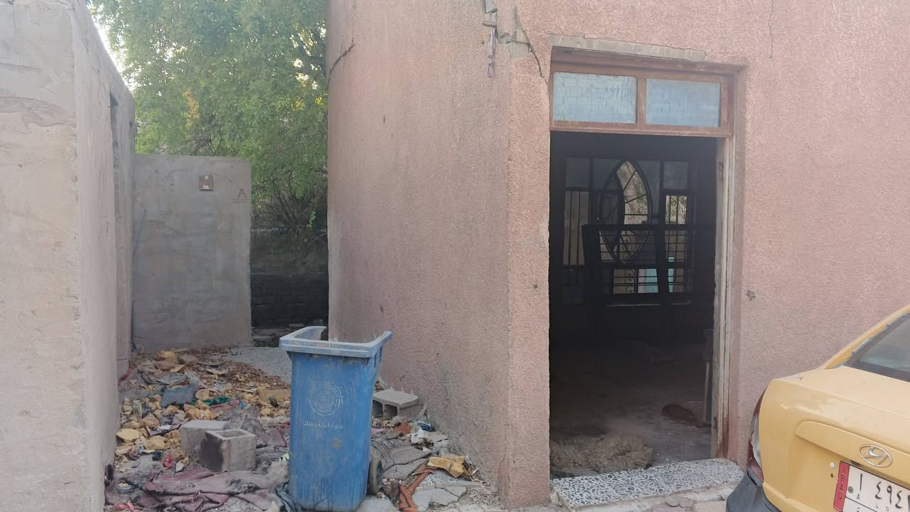 بيت للبيع المساحه ٤٠٠ متر (20*20) بناء قديم يعتبر قطعة ارض . البيع كامل او تقطيح حسب الطلب 

كامل الخدمات من ماء وكهرباء ٢٤ساعة ومجاري رئيسية وشارع تبليط 

يبعد عن الشارع العام ٤ بيوت 

الموقع قرب مطعم الحجي الجي بفرع علي باور 

السعر ٤٥ وبي مجال 

للأستفسار(***********)
