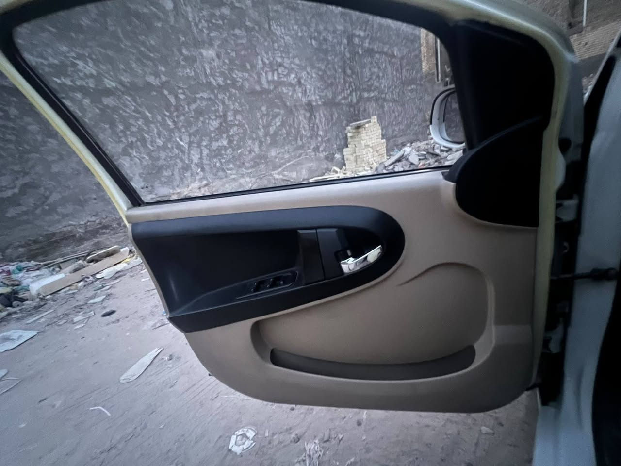 السلام عليكم 
جيلي باندا ٢٠١٢للبيع 
سيارة جديدة ومتعوب عليهة مال بيت 
مكينة جديدة 
كير جديد 
تبريد جديد 
صدر جديد 
باتري جديد 
فيت بم جديد 
سيارة مسويلهة إدامة قبل شهر 
السعر٤٨ بيهة مجال بسيط 
مكان السيارة بغداد الغزالية 
للستفسار ***********
