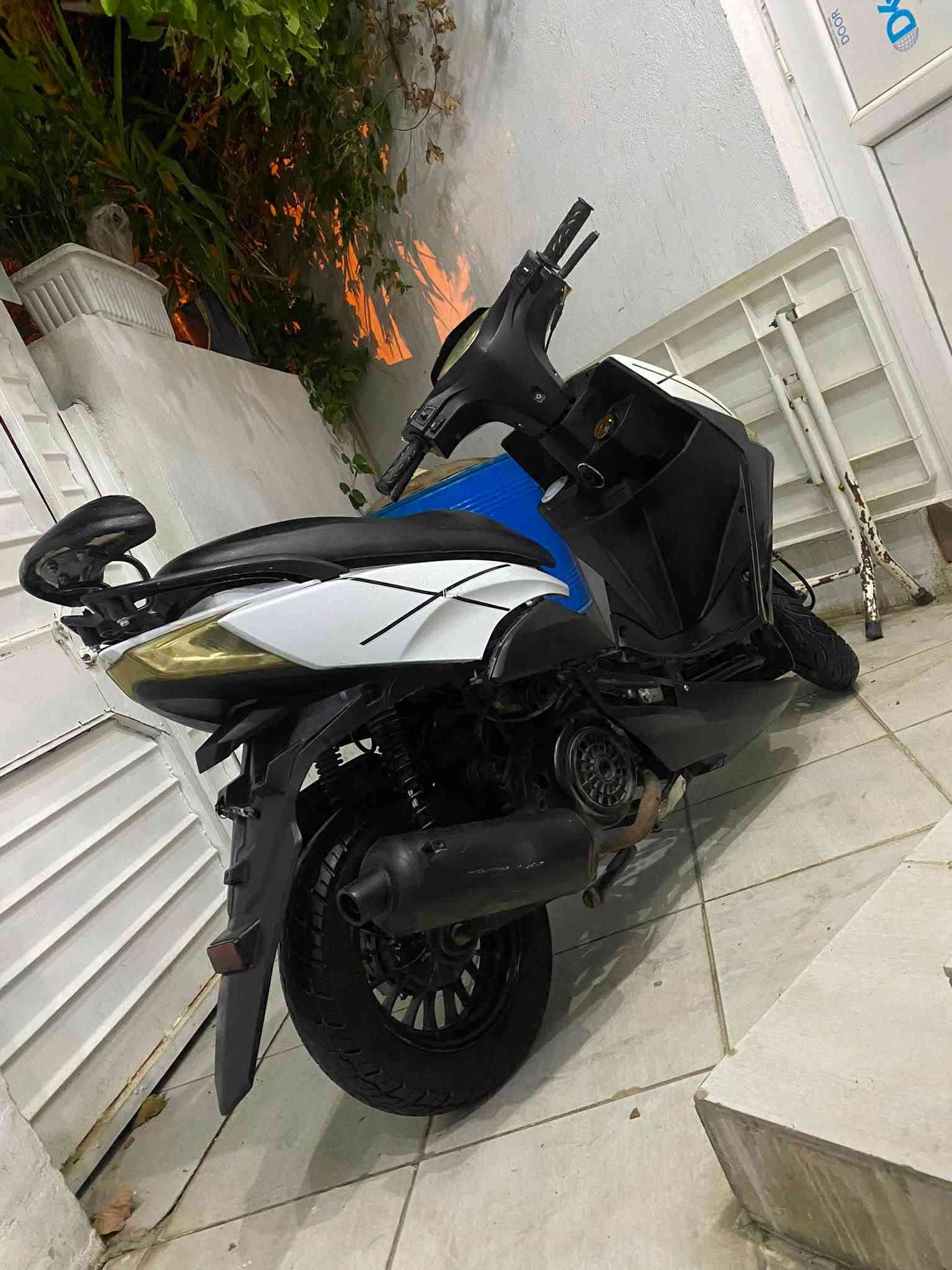 السلام عليكم للبيع ماكس FS موديل 2021 مكينه 125cc كهربائيات كلها شغاله لايت زنون عالي ناصي  بكلايت اشاير كله شغال مكينه كبس مامفتوحه شرط بدون تنقيص ودخان بريكات مضبوطه تايرات جديده وياله رياضي الدراجه مثل الصور واحلى بعد مكان الدراجه سليمانيه بكرجو السعر 330 الف وبيها مجال كلش بسيط حك الجيه للاتصال: 
أسيا *********** / واتساب فقط ***********

