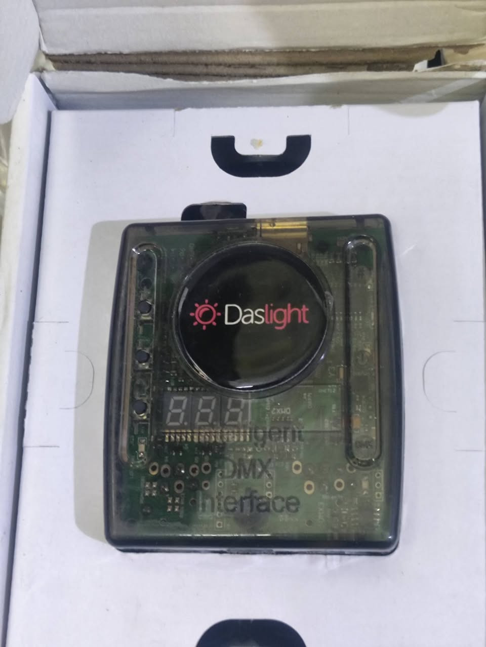 السلام عليكم
​كارت تحكم إضاءة مسرحية DMX (Daslight DVC4 GZM) 
​لإدارة وسيطرة احترافية على كامل منظومة الإضاءة (موفنج هيد، ليزرات، بارات LED، وأجهزة دخان):
​🎛️ تحكم كامل: ربط مباشر بين اللابتوب والأجهزة عبر برنامج Daslight.
​🔌 منافذ ربط: يحتوي على منفذين DMX (3-Pin و 5-Pin) لإشارة قوية ومستقرة.
​💾 خاصية Stand-Alone: إمكانية خزن المشاهد الضوئية وتشغيلها مباشرة بدون الحاجة لبقاء اللابتوب موصولاً.
​🖥️ شاشة رقمية: لتغيير البرامج والأنماط بكل سهولة.
​📌 الحالة: جديدة بالكامل مع جميع ملحقاتها (فلاش ميموري + قرص CD + كابلات التوصيل).
يوجد توصيله جميع المحافظات 
يمكنك التواصل معي على هذا الرقم***********
نطيني بيه سعره بلعفي
