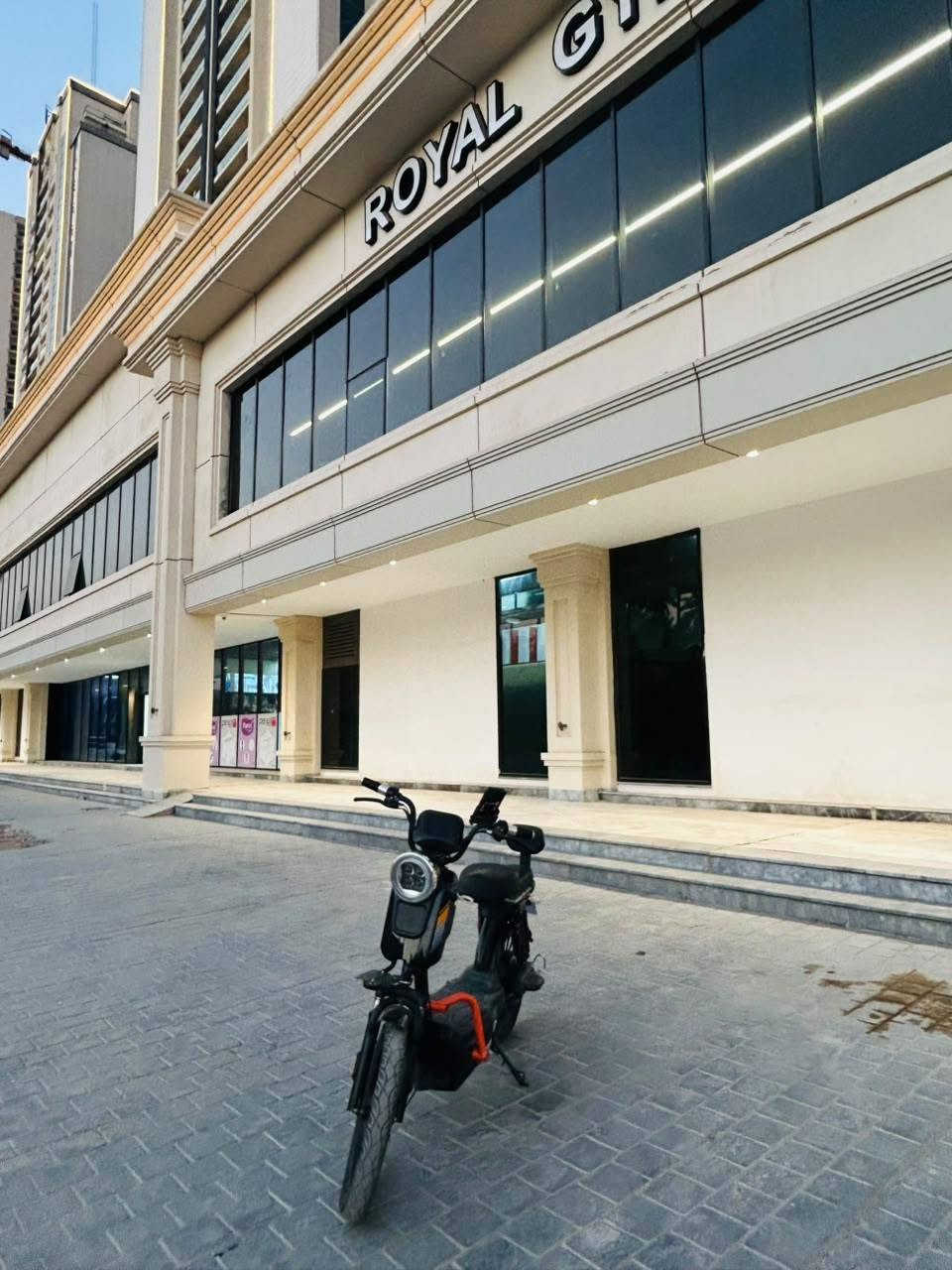 السلام عليكم دراجه شحن للبيع 5بطاريات دبل دراجه نضيفه ومابيها اي نقص كهربائياتها كلها شغاله أربع دبلات خلفيه وثنين اماميه وبيها درع امامي...شاشه دجتال بيها قاعدة تلفون بيها نشرات جانبيه بريكات ام الحساس السعر  350بيها مجال قليل المكان بغداد الاسكان للاستفسار الاتصال على الرقم ***********
