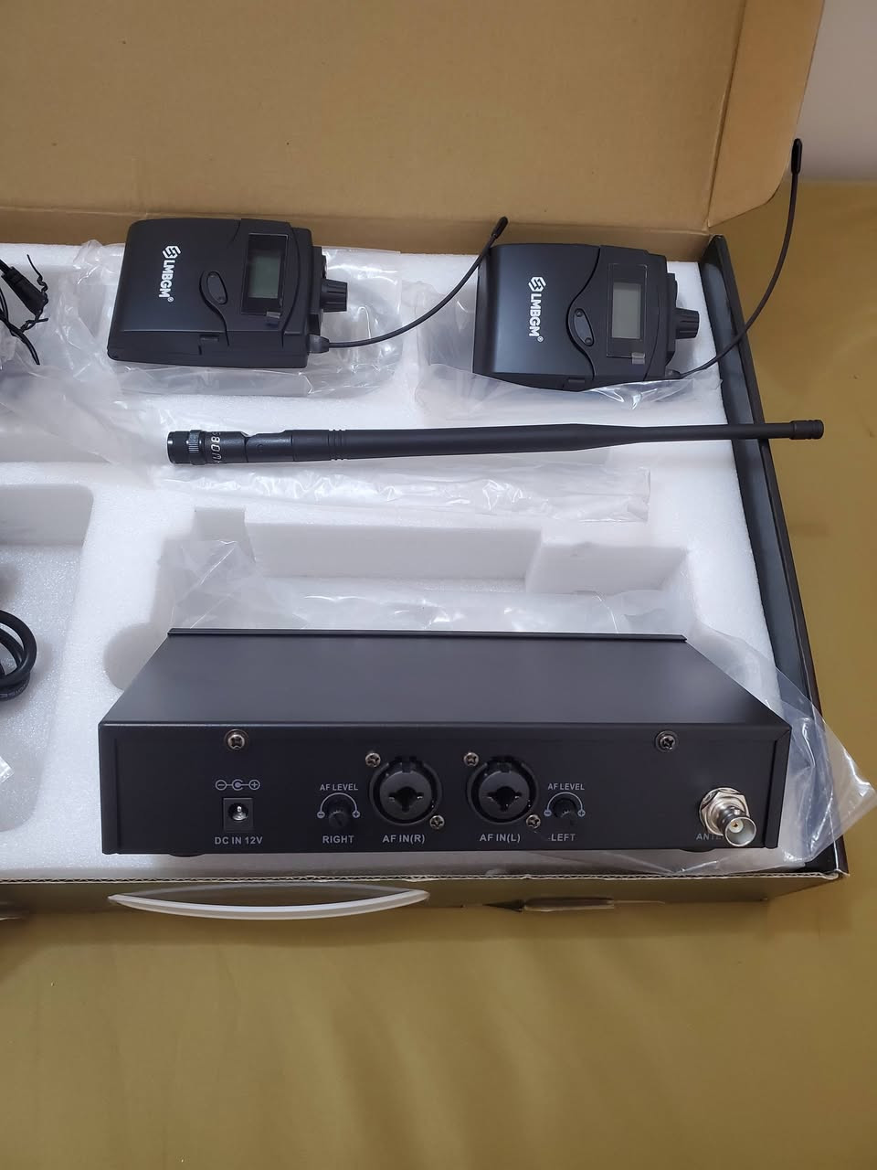 نظام مراقبة لاسلكي داخل الأذن (In-Ear Monitor System) من العلامة التجارية LMBGM، طراز AR1100.يتضمن النظام جهاز إرسال (Transmitter) مع شاشة LCD، وجهازي استقبال (Bodypack Receivers)، وسماعات أذن.يعمل النظام على ترددات UHF ويتميز بتقنية اقتران التردد بالأشعة تحت الحمراء (IR) لسهولة الإعداد.يستخدم عادةً للمسرح، الاستوديو، والعروض الحية لتمكين الموسيقيين من سماع صوتهم بوضوح.

المراسلة خاص او واتساب ***********
يوجد توصيل لكل المحافظات
