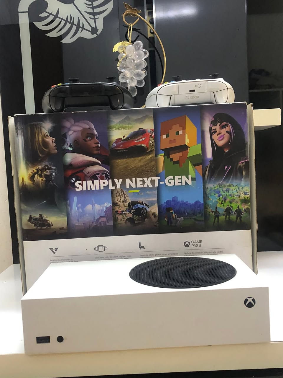 للبيع: جهاز اكسبوكس سيريس اس (Xbox Series S) نظيف جداً 🔥

السلام عليكم إخوان عندي جهاز Xbox Series S للبيع الجهاز نظيف جداً واستخدام خفيف ومحافظ عليه ما مفتوح ولا مدخول صيانة وشغال تمام بدون أي مشاكل ولا حرارة ويا الجهاز يدات تحكم أصلية عدد 2 شغالين ويجي وياه شاحن بطاريات لليدات والجهاز بيه ألعاب من ضمنها لعبة Red Dead Redemption 2 ومجموعة ألعاب أخرى جاهزة للعب مباشرة والجهاز مواصفاته قوية بيه هارد SSD سريع يفتح الألعاب بسرعة وميزة Quick Resume للتنقل بين الألعاب ويدعم ألعاب الجيل الجديد والمكان الشرطة الرابعة وفحص وتجربة قبل الشراء وللتواصل يرجى المراسلة على الخاص أو الاتصال على الرقم ***********

