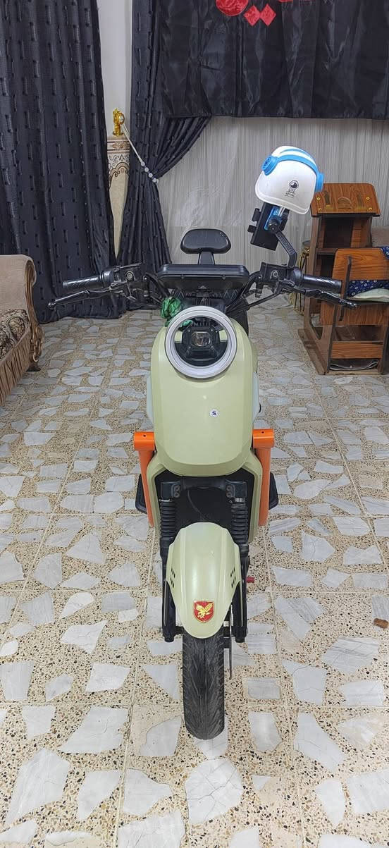 يلسلام عليكم دراجه شحن جديده جدا بطاريه ليثيوم اي نقص مابيها خير من الله تتحمل وزن ١٥٠ كيلو قويه كلش هاي نوعيه ممتازه من كلشي السعر ٦٠٠ وبيها مجال مكاني بغداد حي ور***********

