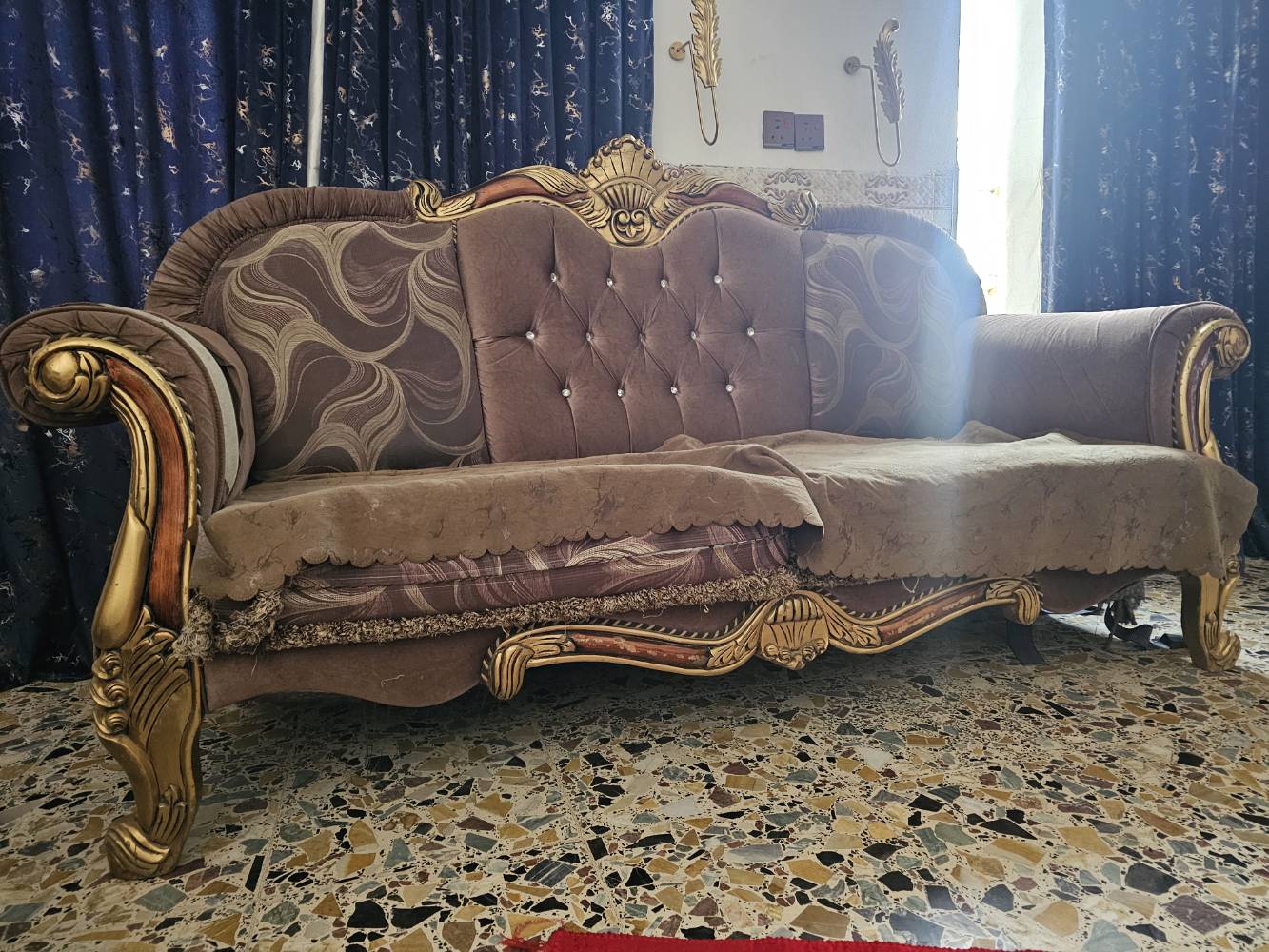 ٢ كنب كبار • ٤ كنب صغار • مجلس مرتب
