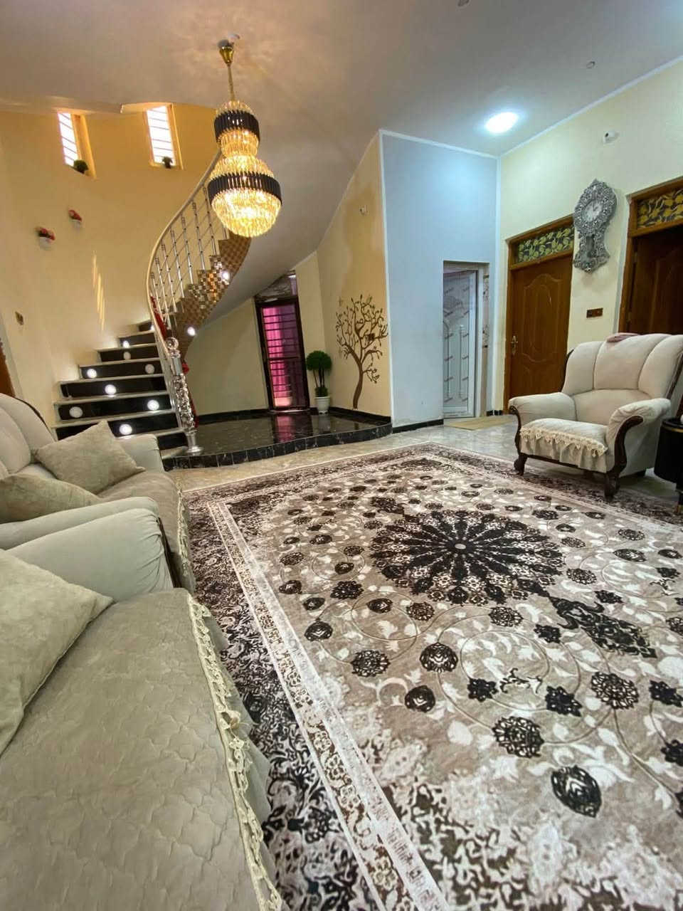بيت للبيع مساحه 200 متر طابقين بناء حديث  يتكون. من استقبال وصاله و مطبخ و6غرف نوم ومجموعه صحيات كافه الخدمات متوفره منطقةالسفينه شارع ميثم التمار للاستفسار ***********
