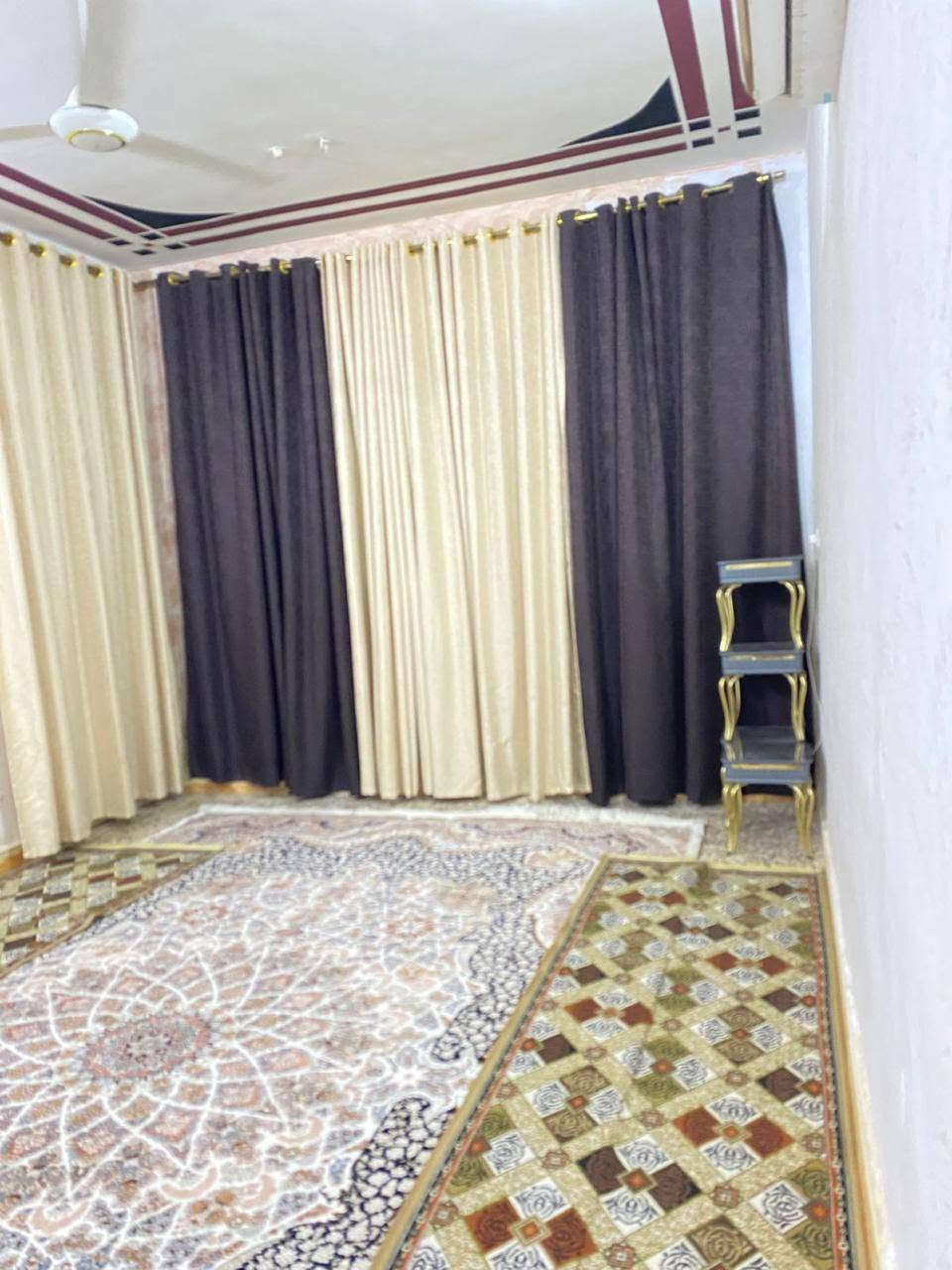السلام عليكم
بيت للبيع مساحة 200م طابقين تحويل بلطابو ب اسمك 
منطقة الكوت الجديدة بداية شارع الاقواس ركن على شارعين قرب ثانوية الابرار الاهلية بلضبط اول بيت بشارع الاقواس 
يتكون الطابق الاول من غرفة ومطبخ وهول كبير واستقبال وصحيات 
الطابق الثاني غرفتين ومطبخ وصحيات وهول 
البيت جاهز ب الكامل يعني كلشي ماتصرف علي 

علما يحتوي البيت على محل وبرج انترنت مؤجر شهريااا 

للاستفسار الاتصال على الرقم *********** 
او خاص 
اسف على الاطالة ❤️
