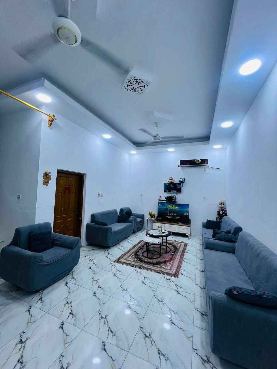 بسم الله الرحمن الرحيم
دار سكن للبيع للبيع في السماوه ٣٦
المساحه /٣٠٠ متر طابق واحد مسلح 
قريب على المرور من جهة الحكم يتكون من 
غرفتين واستقبال ومطبخ وصالة وصحيات داخلية وخارجية مع تهويه داير ماداير الدار
وباقي التفاصيل مراجعة مكتب الأصالة للعقارات ***********
