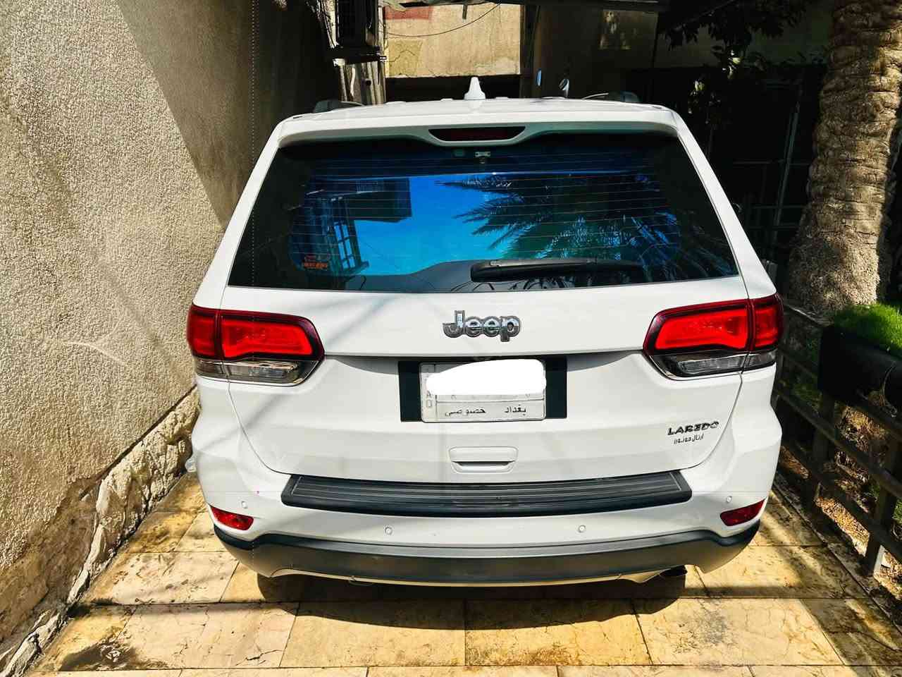 جيب 2021 لاريدو خليجي
السياره باسمي 
ماشيه 108 كيلو 
المحرك: 3.6L V6 
الكير: اوتوماتيك 8 
مقاعد جلد كهربائية 
نظام صوتي Uconnect مع CarPlay-
تحكم ستيرن كامل 
لايت زنون 
حساسات خلفية + كاميرا وقوف ذاتي 
مرايا كهرباء 
سقف ابيض بسكك جانبية
نظام مانع انزلاق + ثبات الكتروني
ايرباكات امامية وجانبية
نظام مراقبة ضغط الاطارات
 بصمة تشغيل
السياره بيها بارد بداية جاملغ ايمن وشي قليل من المثلث مال بنيد 
مكفوله من الصبغ
السعر 21400 دولار رقم صاحب السيارة ‭***********‬
