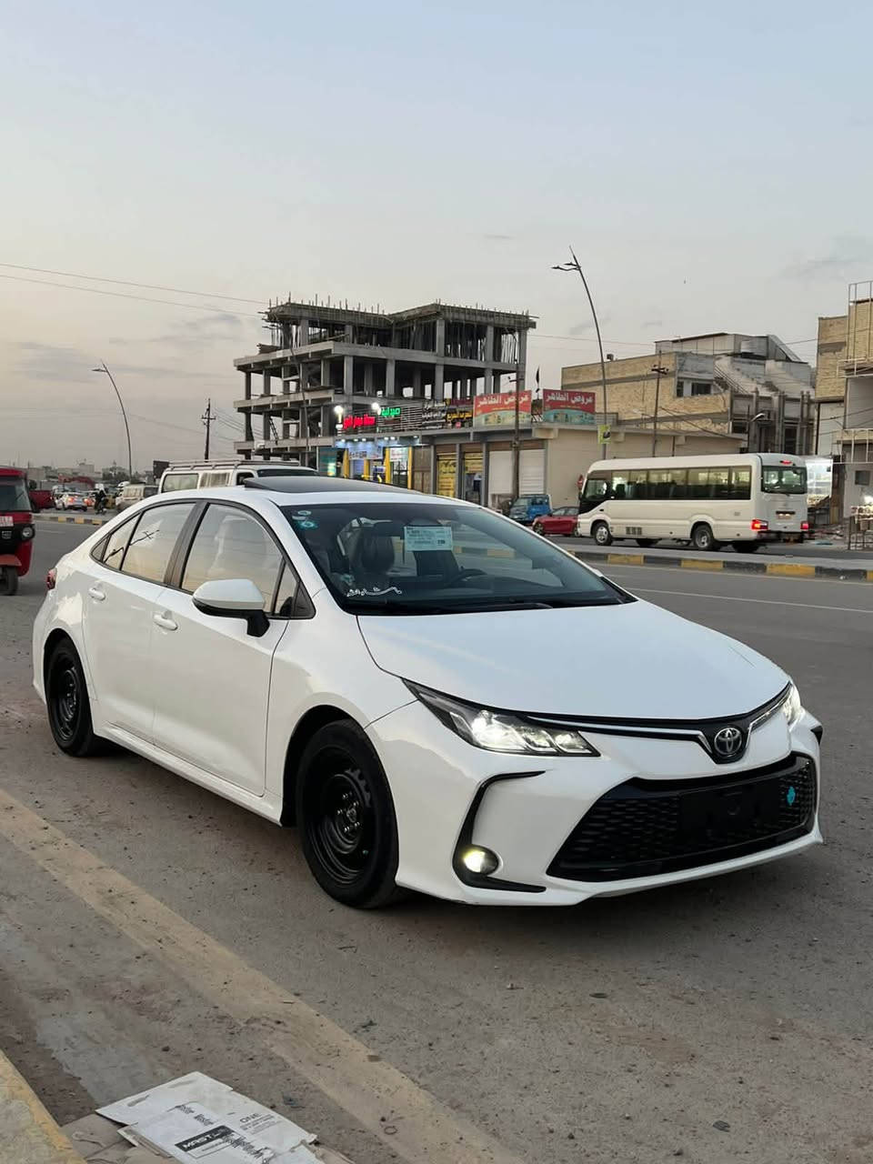 إعلان بيع سيارة كورولا هايبرد
تويوتا كورولا هايبرد 2023 - فول مواصفات (عدا الكشنات مو كهرباء)
 * الموديل: 2023
 * المحرك: هايبرد (اقتصادي جداً بالبنزين)
 * المواصفات: فول مواصفات كاملة، عدا الكشنات عادية (يدوي).
 * حالة البودي:
   * رصعة صغيرة كلش بالصندوق.
   * رصعة صغيرة كلش بباب السايد (السكن).
   * كم نقطة حالوب خفيفة بالقمارة مو كلش مبينة.
   * السيارة بصورة عامة ناطقة وبحالة ممتازة.
 * السعر: 130 ورقة ($13,000) وقابل للتفاوض بالشيء المعقول.
للتواصل والاستفسار: ***********
