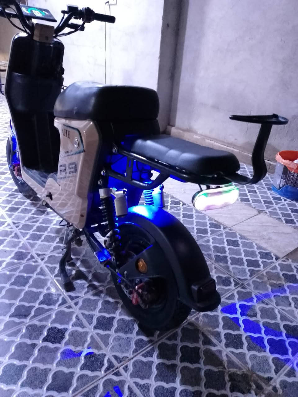 ار ٩ • بطاريات جديدة • نضيفه