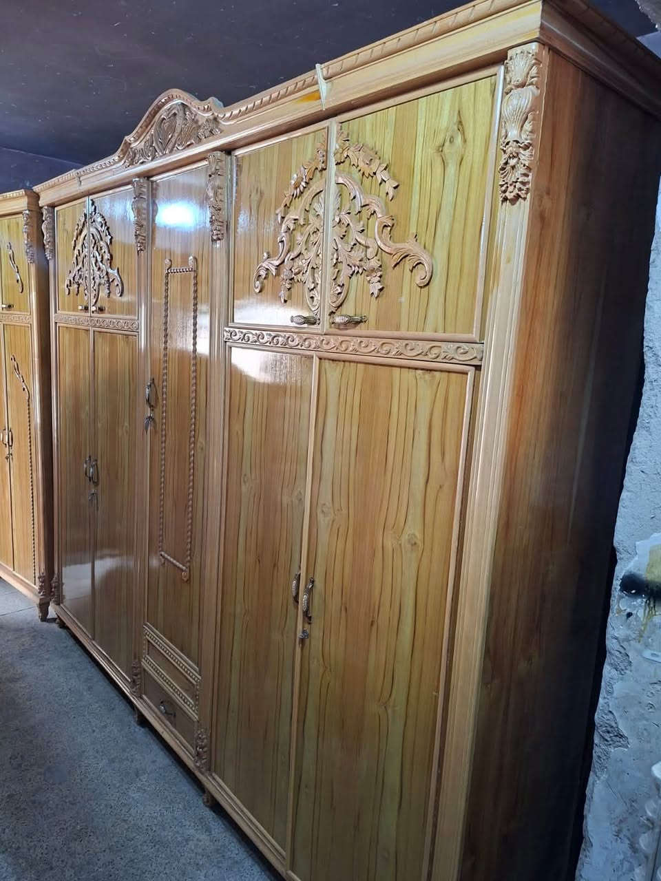 السلام عليكم غرفة عراقية  ثقيلة الوجه ٥ ملم صاج والداخل ٤ ملم  الزاوية كنتورية بأرتفاع الكنتور الصبغ الطبيعيي الغرفة نظيفة ومميزة بنقش الزان المصري دوشمة جديدة  كما موضح.بالصور موجود بيها درور هم   اي استفسار ع ***********❤️ مكاني بغداد البياع يوجد توصيل لجميع المحافظات ❤️
