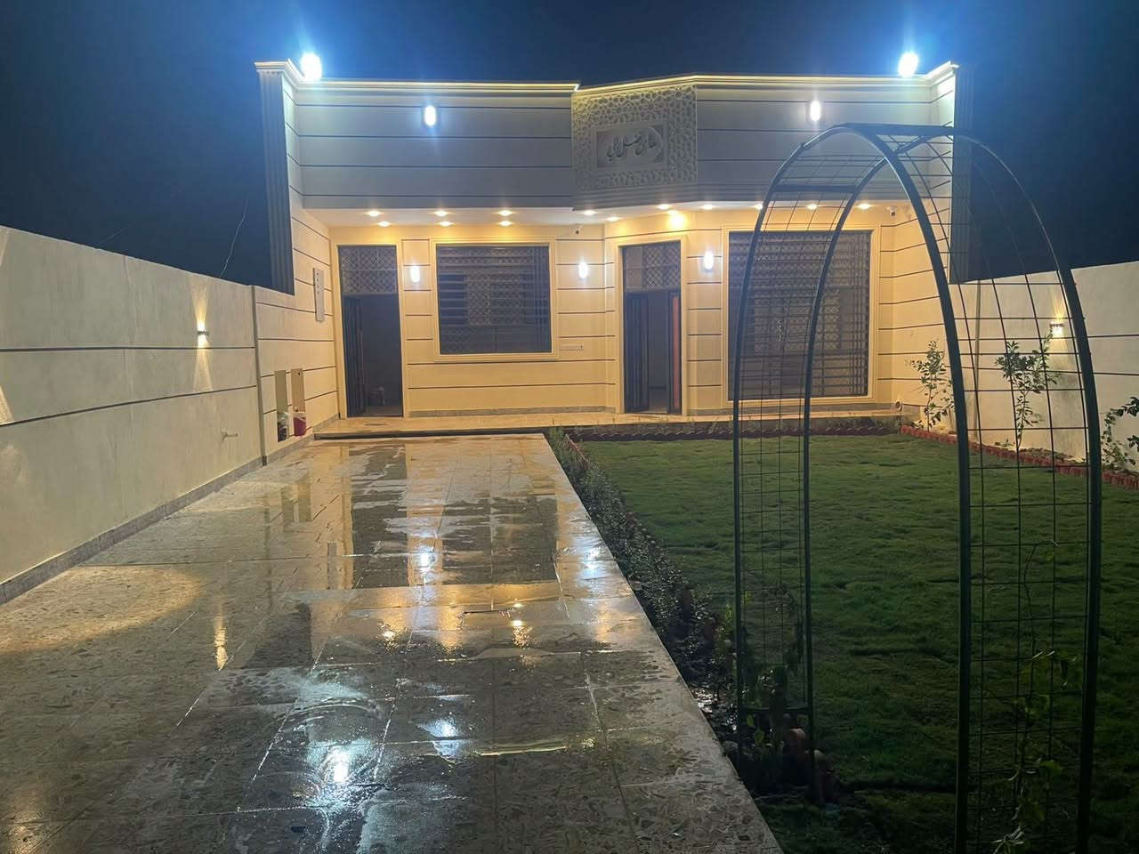 سلام عليكم  عندي بيت بناءً حديث تسليم مفتاح قرب جسر ديالى الجديد منطقة الصمدية المسحة الكلية 360 متر واجهة 10 نزال 36 قريب على السدة شارع 12طابو سند 25 
***********
