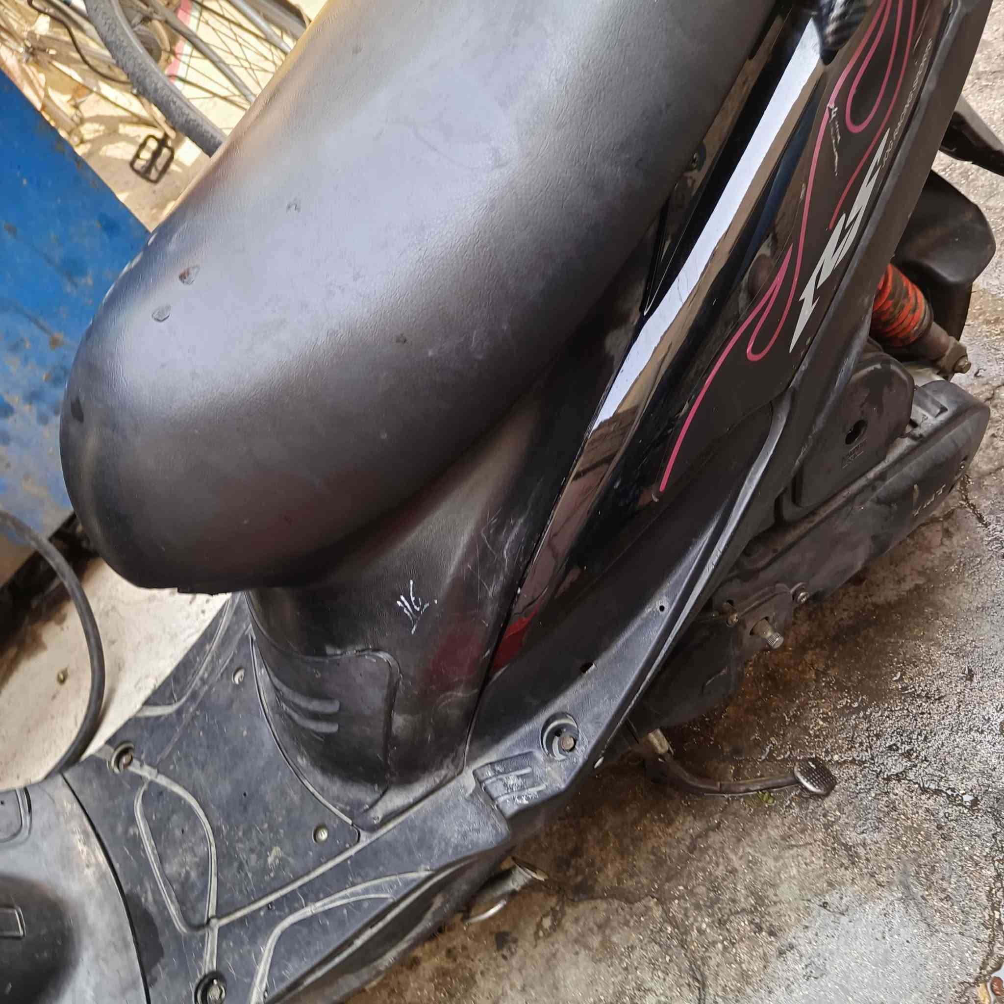 سلام عليكم ماكس عدله الدراجه كله بلاديه من ضفيره من شاصي كله بلاديه بس مبدل بيه بستم والباقي كله بلاديه بيه منظومه زنون والمو شراي لا يرسل رجان رقمي ***********
