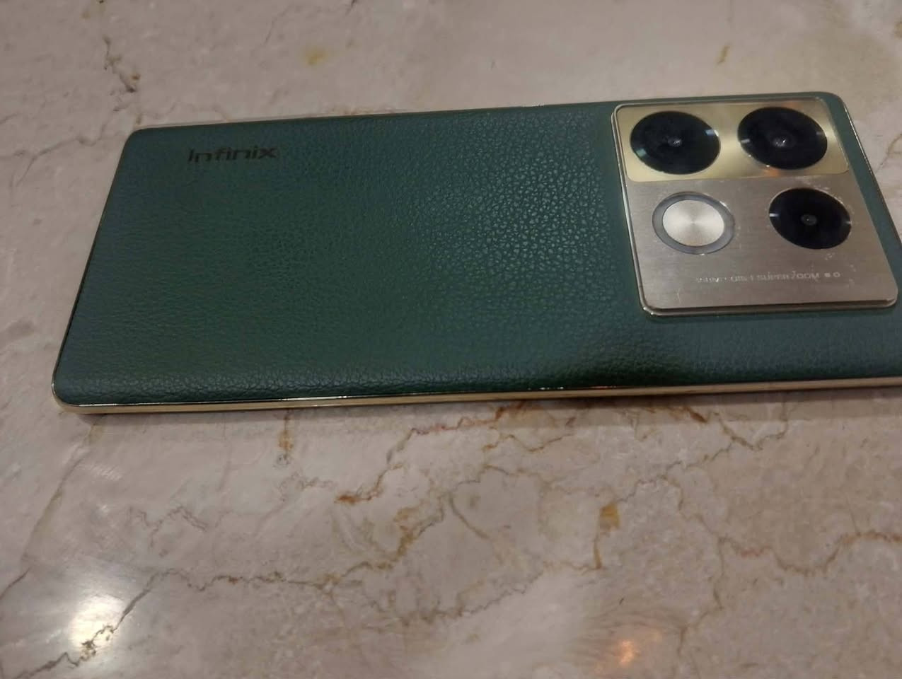 lnfinix Note 40 Pro 4G
ذاكره. 256
 رام 12 
شاشة 120 هرتز جهاز فول مواصفات حيل نضيف. 
شرط مامفتوح 
***********
السعر 230 الف
