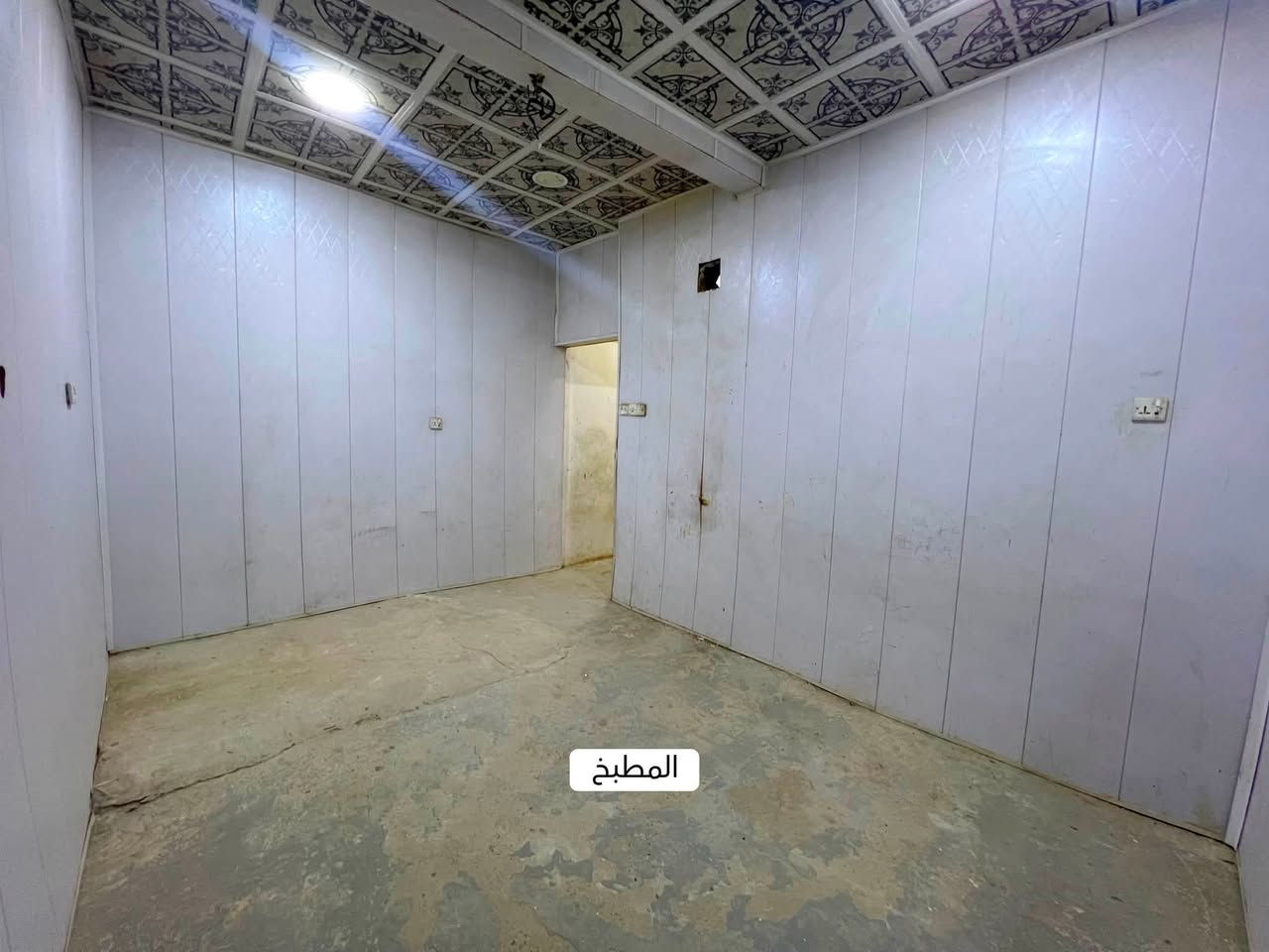 السلام عليكم ورحمة الله 

دار طابقين للبيع في منطقة كرفانات الشعلة الواقعة تحت جسر سريع الشعلة مجاور منطقة الاساتذة مساحة 80 متر بسعر مناسب جداً

يتكون الدار من الطابق الاول
گراج صغير
حمام + تواليت 
استقبال
هول
مطبخ

الطابق الثاني
غرفة نوم كبيرة
غرفة نوم صغيرة ومن عدها باب الى السطح

الدار كامل كهرباء ماء مجاري
نقص الدار صبغ وبعض الترتيبات الصغيرة

التواصل على *********** متوفر واتساب
