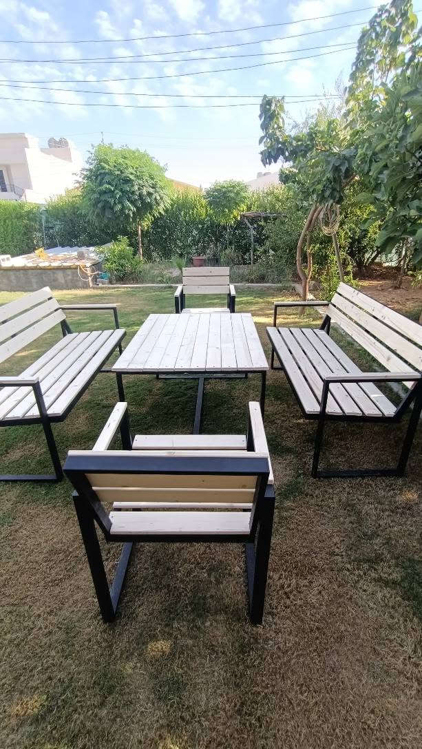 مێزو کورسی ناو حدیقە  و باغ پێکهاتووە تاخمێکی 8 کەسی 2 کورسی تاك کەسی وە 2 کورسی سێ کەسی وە مێزێکی گەورە بۆ داواکاری ژ . م *********** أربيل, العراق
