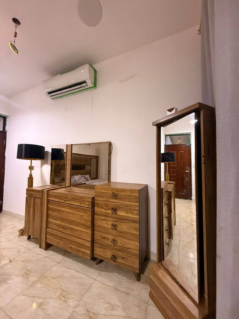 للبيع غرفة نوم مودرن كاملة وراقية، بلون بني دافئ وتصميم عصري يجمع بين جمال الخشب والمرايا. ✅ محتويات الغرفة:
سرير مزدوج بحجم كبير مع مسند رأس مبطن مريح.
كنبة انتظار (بنش) أمام السرير بلون متناسق.
خزانة ملابس (كنتور) كبيرة بباب سحاب ومرايا لزيادة الاتساع.
تسريحة (ميز تواليت) بأدراج واسعة ومرآة
. *مجرات جانبيه *مرأة دواره 🪵 ا
°ملاحظه: المراية مال الكنار بيها فطر بسيط
لخامة: خشب عالي الجودة وبحالة ممتازة واستعمال نظيف 🎨 اللون: بني عصري يناسب مختلف الديكورات. السعر 900الف د.ع. والسعر قابل لتفاوض لتواصل *********** #أثاث_مستعمل #غرف_نوم_مودرن #للبيع_بغداد #ديكورات_داخلية #عفش_بيت #مودرن #غرفة_نوم_بنية
