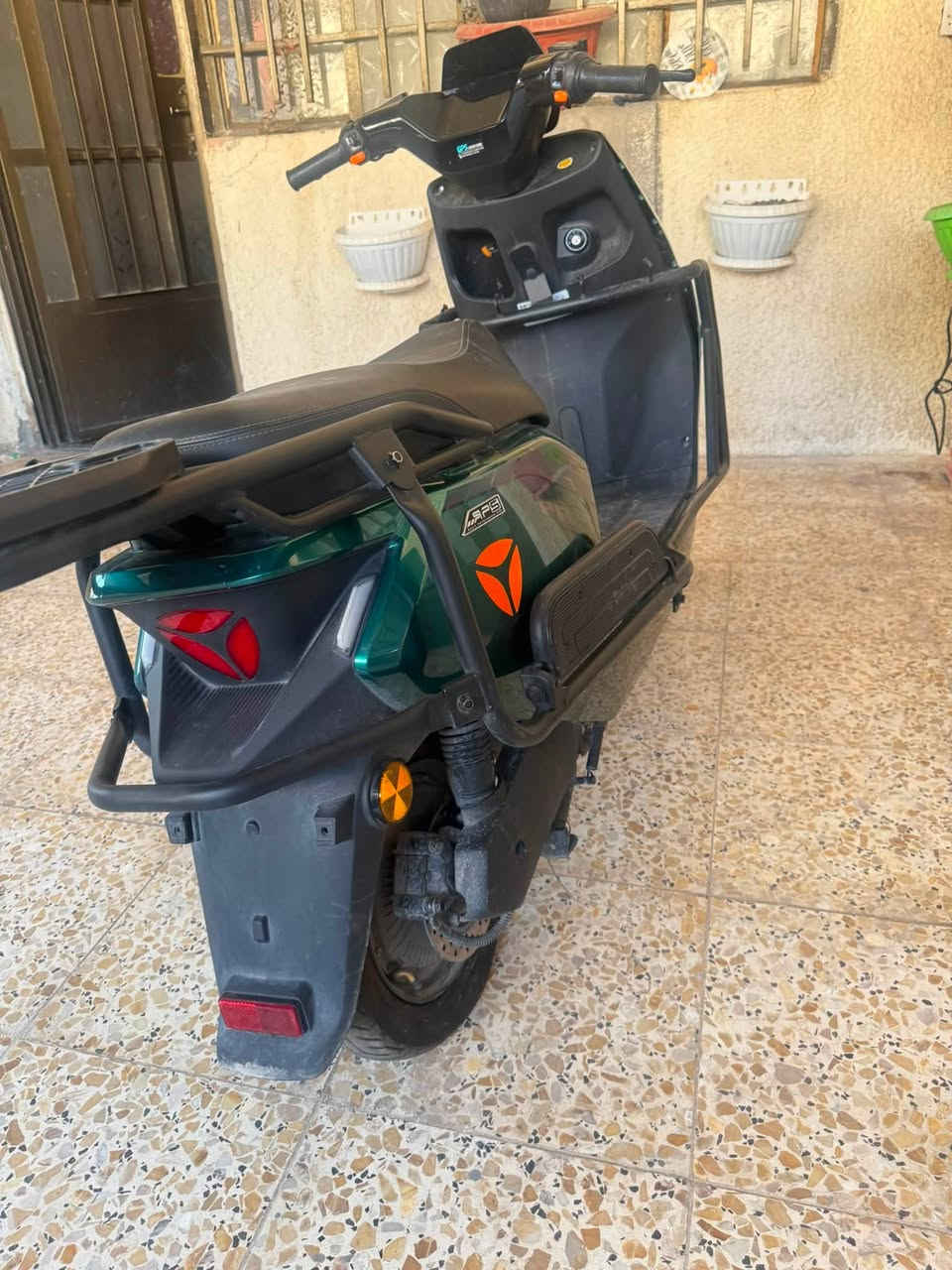 السلام عليكم عندي دراجه t35 من شركه ياديا العراق بيها درع وجنطه وبيها مانع انزلاق ومانع منحدرات ويكفي شحنها 62kgبالشحنه الوحده وسرعتها 65kgمتر بالساعه وبطاريه 23امبير و72 فولت وبيها ثلات حالة الايكو والسبورت والعادي وبيها سياقه ذاتيه ولايت عالي وناصي وبيها ضمان سنه على العقل والكهربائيات وسنتين على الملف والبطاريه بس بيها عيب واحد كسر بالكفر الامامي وتلكا يم الشركه.عنواني حي الجهاد وسعرها 800 وبيها مجال حك الجيه ورقمي للاتصال ***********
