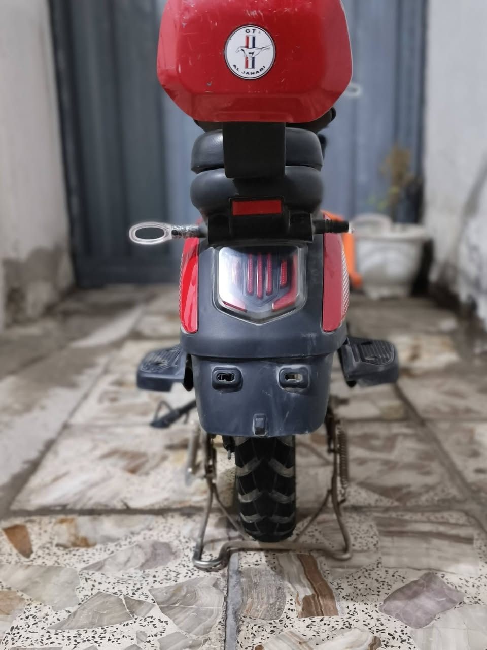 دراجه شحن GT للبيع
1-اربع اشاير ✅
2-لايت زنون ابيض ✅
3-الون احمر✅
4-سرعه 45 حقيقي ✅ 
5-نمرتين ✅
6-خمس باتريات إكبار✅
7-دبل اشاره ✅
8-دروع جانبيه للحمايه ✅
9-شاحنه اصليه ✅
للتواصل *********** واتساب
السعر 225 الف وبيها مجال العنوان النجف الأشرف
