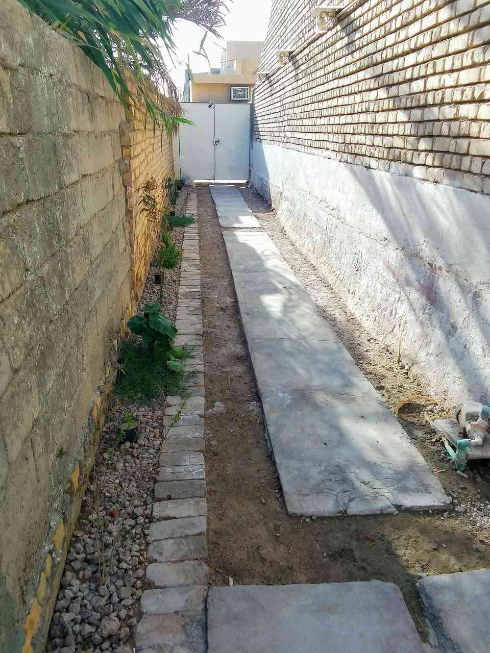 الدار للبيع...حي العمال
 قرب مدرسه الانوار الاهليه والمحكمه الجديده
المساحه 175ونص .السعر  125..بناء خلفي طابق ونص وجاهز للسكن استقبال وصاله وغرف نوم 3 
مطبخ و مجموعه صحيه 3 طارمه وترك داير البيت ***********
