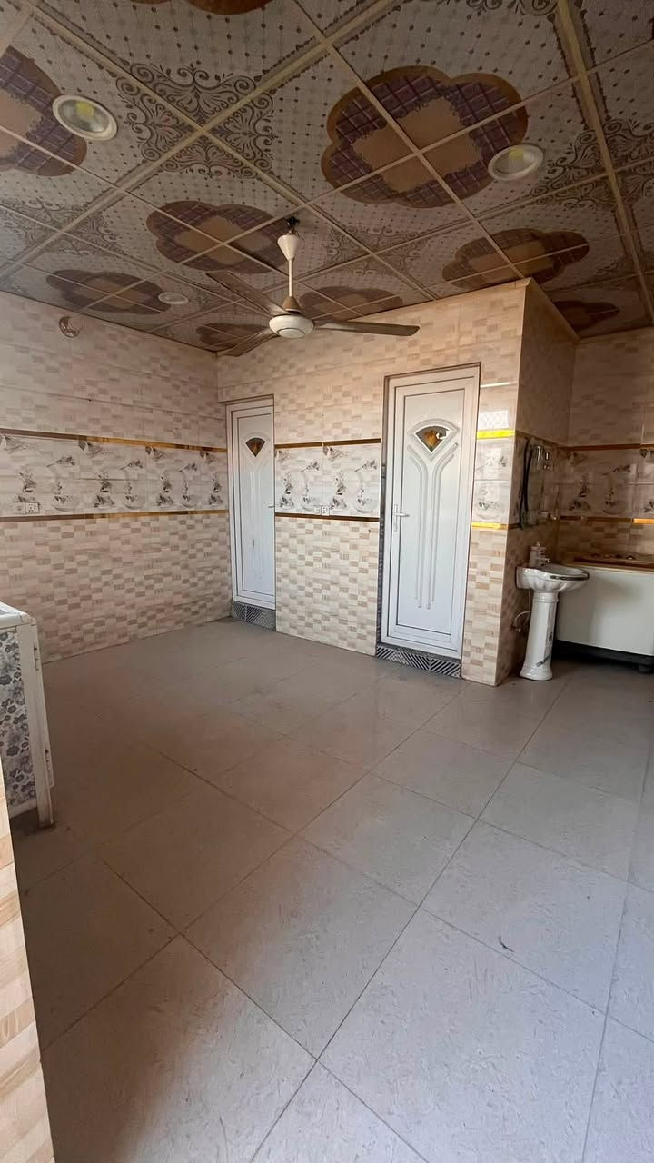🏡🏡مشتمل مؤثث للايجار 🏡🏡
🛑🛑يتكون من غرفتين وهول ومطبخ وصحيات مع خط نت ومولد ذهبي.
🛑🛑موقعه شارع ٦٠ قرب الجمعيه التعاونية الاستهلاكيه منطقه هادئه وبيها كل الخدمات.
🛑🛑يؤجر فقط فقط للطلاب  السعر(٥٠٠الف) قفل.
🛑🛑الصور قديمه تم تأثيث المشتمل بالكامل ومعزول بالكامل🛑🛑
🛑🛑لمعلومات اكثر التواصل مع  صاحب المشتمل مباشرةً ع الرقم التالي: ***********
