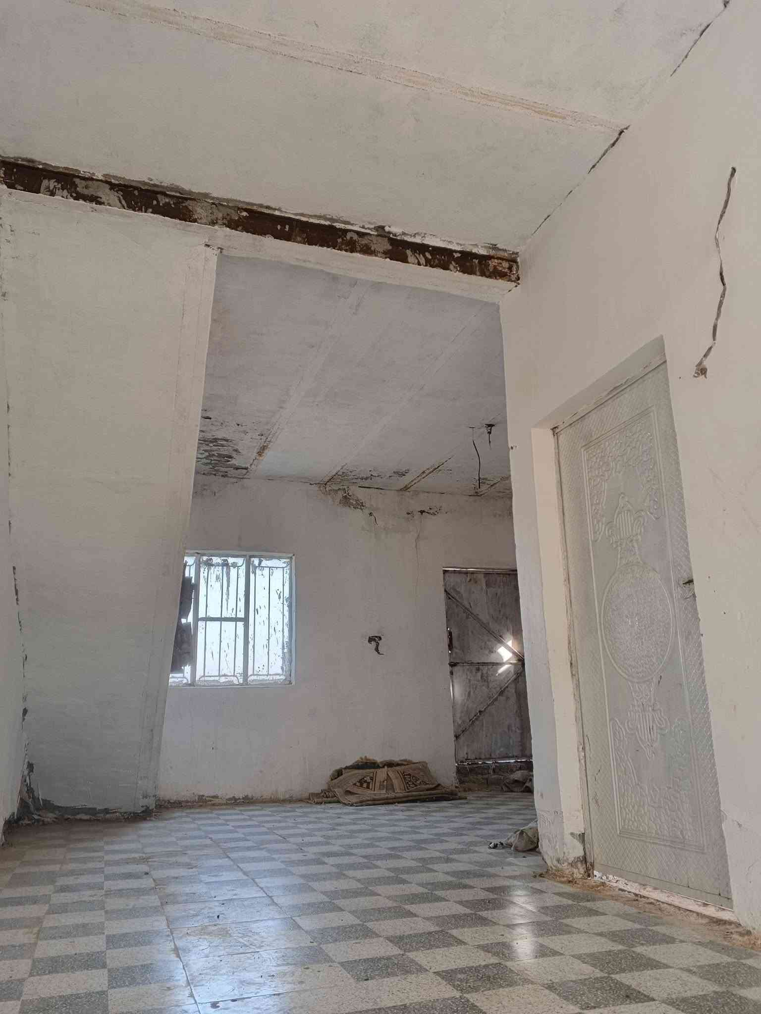 دار البيع مساحه الدار 180 متر طابقين المعاره حي السجاد شارع حسين ابو دهن السعر 60 بي مجال للاستفسار الاتصال على رقم ***********
