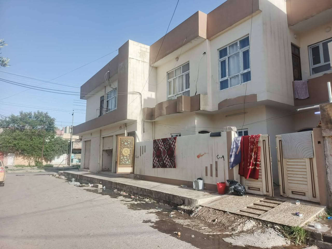 🏢 للبيع عمارة تجارية استثمارية مميزة – حي سومر
📍 الموقع: حي سومر – على الشارع العام، قرب مولدة العساف
📐 المساحة: 200 متر مربع – ركن
📜 الملكية: ملك صرف
💰 وارد العمارة الشهري: مليون ونصف دينار عراقي 💰
🔹 تتكون من: • 6 محلات تجارية
• شقتين سكنيتين
• دار سكني بمساحة 100 متر مربع يتكون من 2غرف نوم و استقبال و مطبخ 
⭐ موقع تجاري حيوي ومناسب للاستثمار
⭐ دخل شهري ثابت ومميز
⭐ عقار ركن وعلى الشارع العام
⭐ فرصة استثمارية ممتازة
💵 السعر: خاص 
📞 للتواصل والاستفسار: ***********
***********
المحامي علي الطائي
