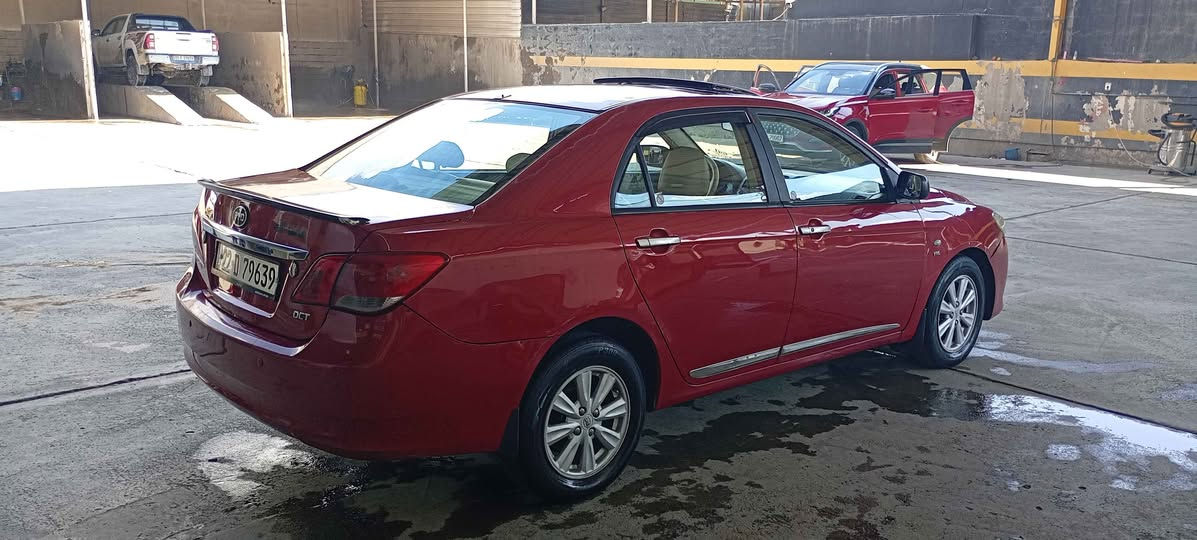 Byd 2014 كير  اتوماتيك محرك وكير وتبريد بشرط باب الشوفير والخلفي صبوغ بدون دواخل هزه وسنوية جديد 2031  للاستفسار *********** أربيل, العراق
