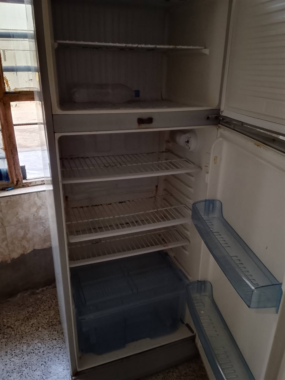 السلام عليكم
ثلاجه شغاله بس بيها الانرماده الجوه بيها خياس مع ماطورات ٣ شغالات 
السعر ١٠٠ الف كلهن 

المكان بغداد بسمايه قرب مجمع الاحسان 
للاتصال ***********
