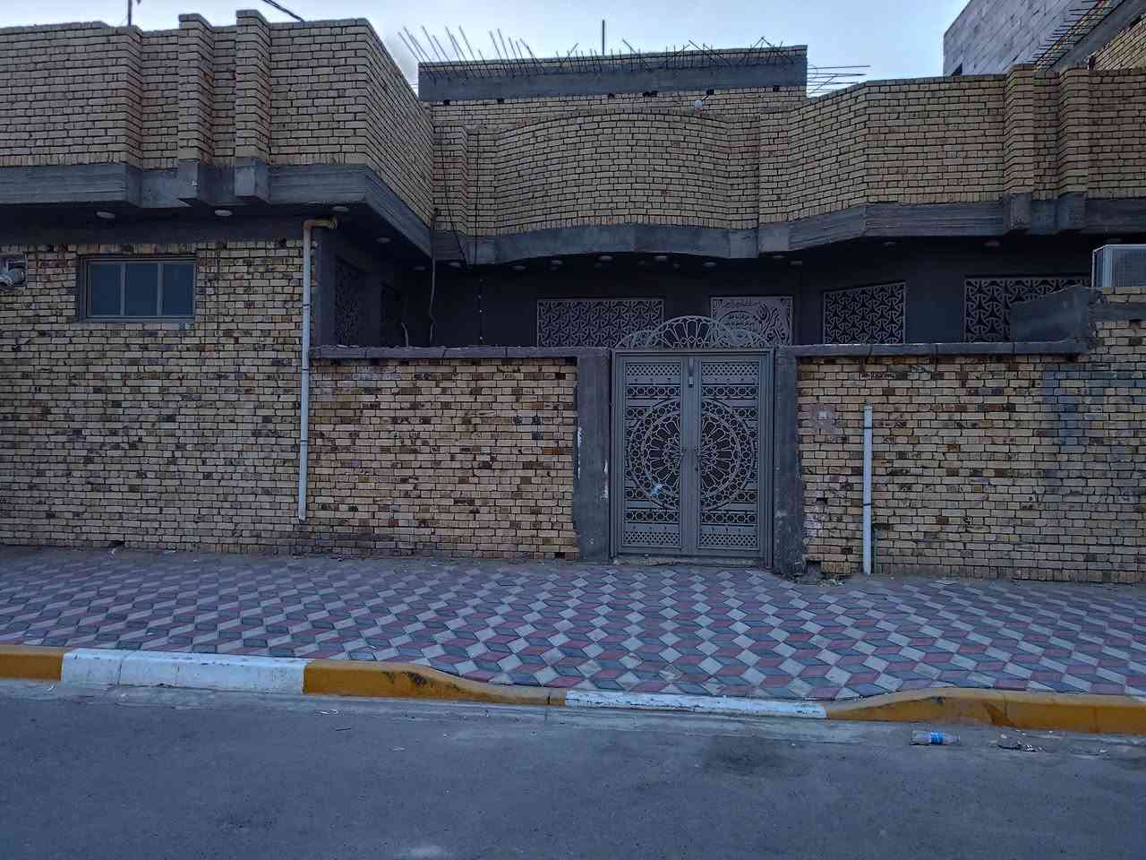 اللهم صل على محمد وال محمد بيت للايجار في حي المظلم منطقة هدوء وكامل خدمات 
يتكون من ستقبل و صالة و مطبخ و غرفة نوم ومخزن في الطابق الثاني حمامات داخلية وخارجية ***********
