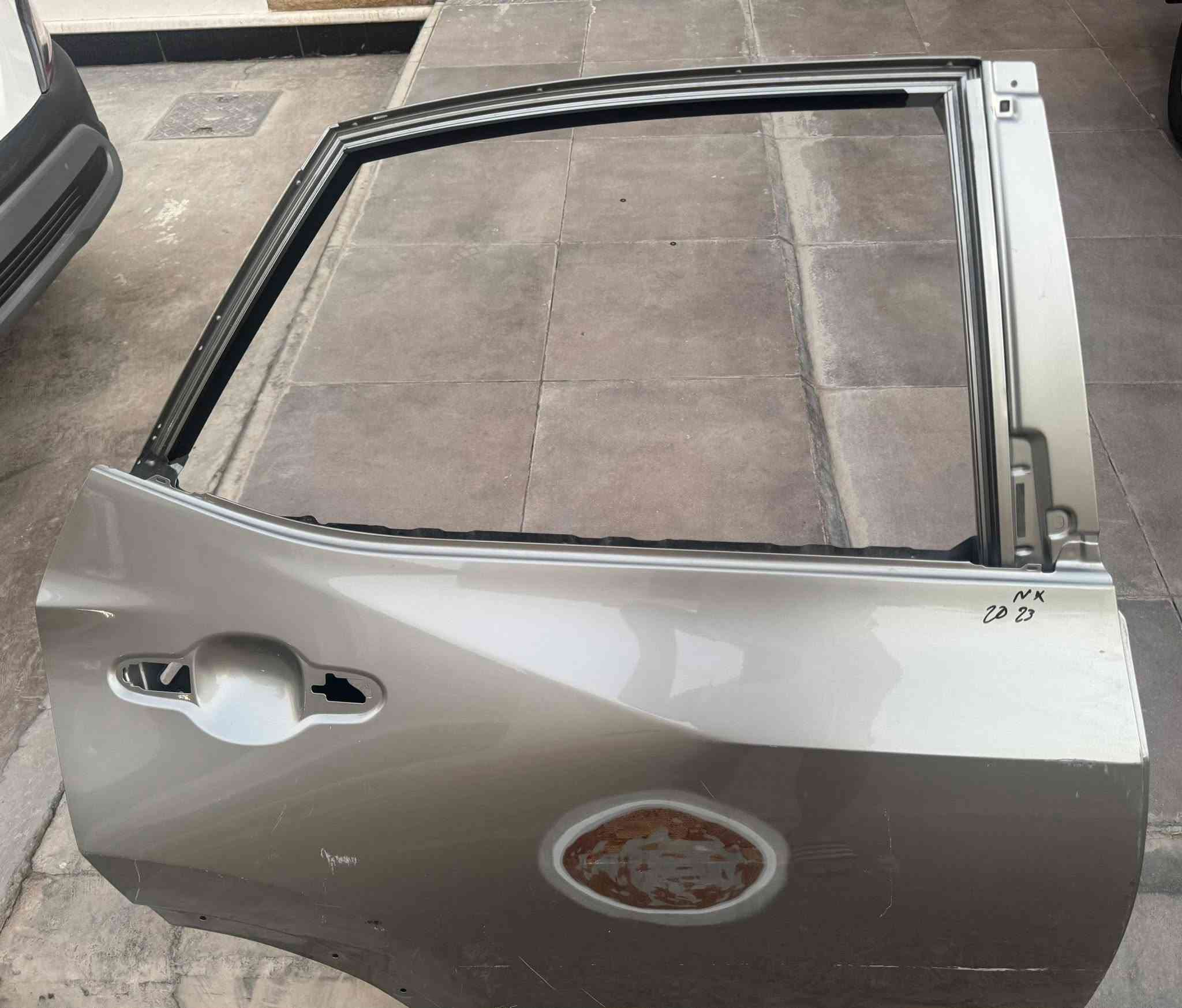 باب لكزس NX يمين خلفي اصلي مختوم
مع نرمادات عدد ٢
بحالة جيدة
نظافة ٩٠٪؜
سبب البيع… عدم الحاجه
غير مصلحة مسبقاً
غير مصبوغة
المكان بغداد - اليرموك
***********
مكالمة او وتس اب
السعر ٥٠٠$

تتطابق مع موديلات لكزز
2022, 2023, 2024, 2025
Lexus Nx 250
Lexus Nx 350
Lexus Nx 350h
Lexus Nx 450h+

Manufacturer:
Lexus door shell
Part Number:
67003-F6010
Replaces:
67003-78040
Positions:
Rear Right
