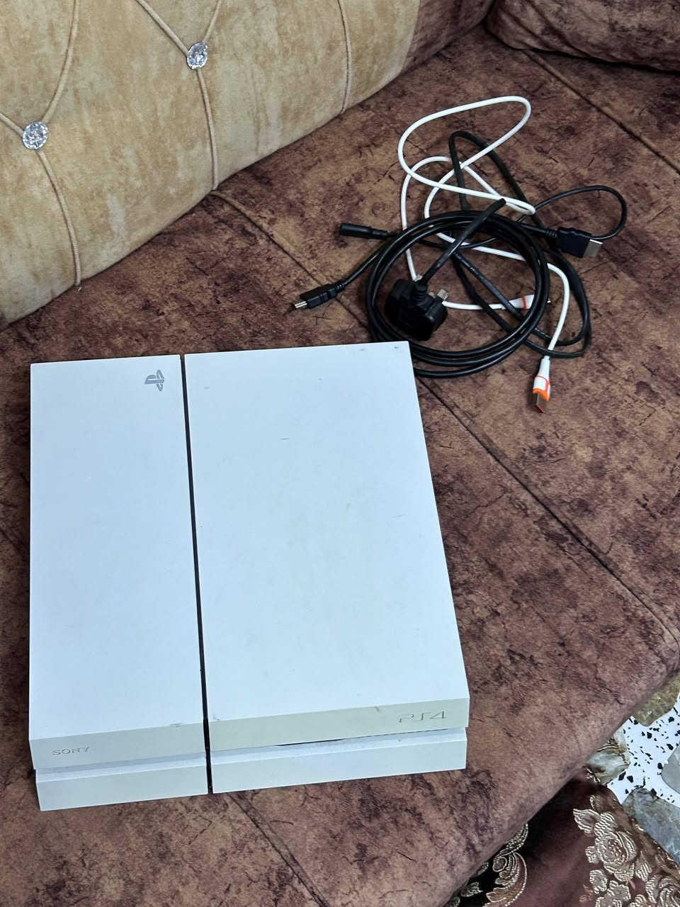 السلام عليكم يوجد بلاي فور فات مهكر كامل ملحقات  ودبل يده  بسعر 250 وبي مجال ويرهم مراوس بموطور شحن حجم 14   الرقم ***********

