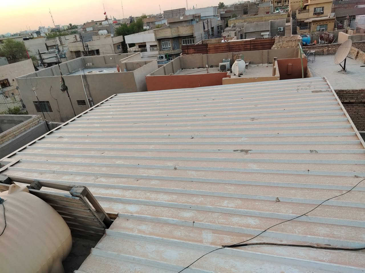 السلام عليكم
سندويج بنل مستعمل للبيع
السقف ٥ قطع ٦ متر و ٧ قطع ٣ ونص  و ٣٦٠ متر
الجدران بيهن قطع  ٢٨٠ و ٢٧٠ متر عدد ١٥
واكو ١ ونص متر عدد ١٢
أبواب عدد ٣
شبابيك عدد ٤
مع الهيكل الحديد ( شخاط وزاوية)
مثل ما موضح بالصور
سعر المتر ٨
الشراي يتصل ***********
