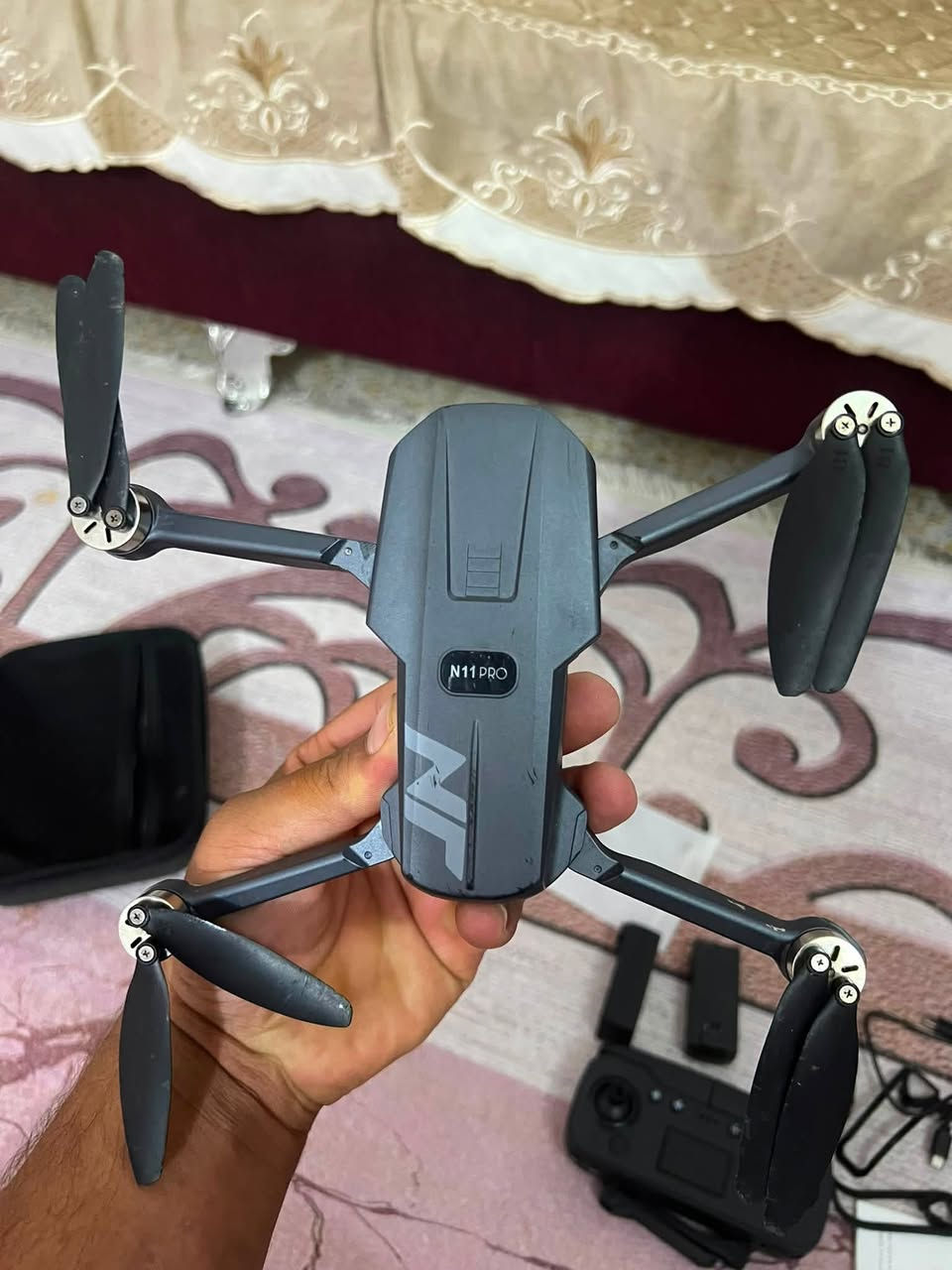 سلام عليكم درون لبيع نوع N11pRo درون طياره شغال لبيع لاتصال او مراسله عل وتساب فقط *********** مكاني بغداد بيه شغله بسيطه موضحه بل صوره  اني اشتريه آب ١٥٠ استخدام اقل من شهر انت قيم او آخذ بل يرضي الله
