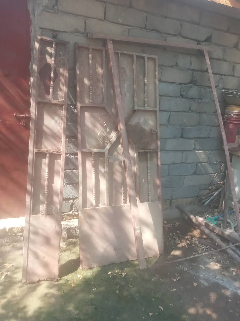 باب طلاكتين ثقيل وقوي نضيف ما بيعه شي  يحتاجله بس صبغ  طول مترين والعرض متر و10للبيع مكاني سوق الشيوخ *********** انطيني سعر بيه وبل عافيه عليك
