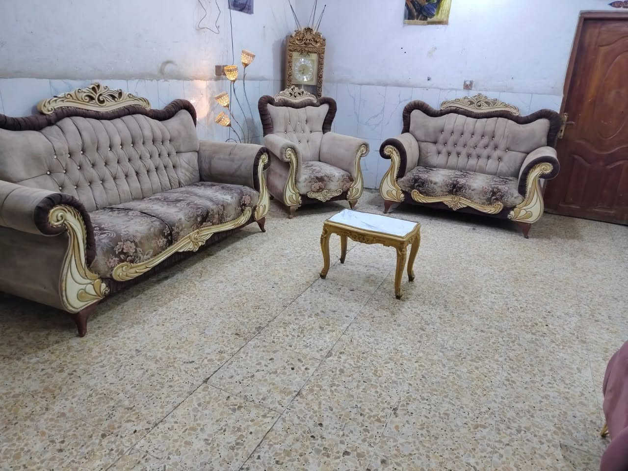 تخم 6 مقاعد نظيف
بدون اي ضرر سعره 165 وبي مجال مكان البياع 
اكو توصيل ب واتساب 
***********
