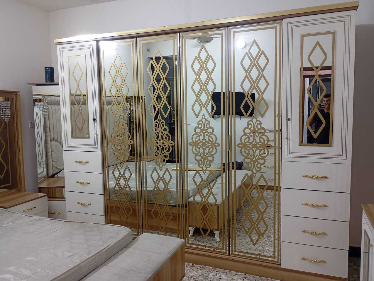 غرف نوم تركي ابواب كنتور مع محلق غرف نظيفة وحلوة. وشد ونقل مجاني للطلب على الخاص والرقم ***********
