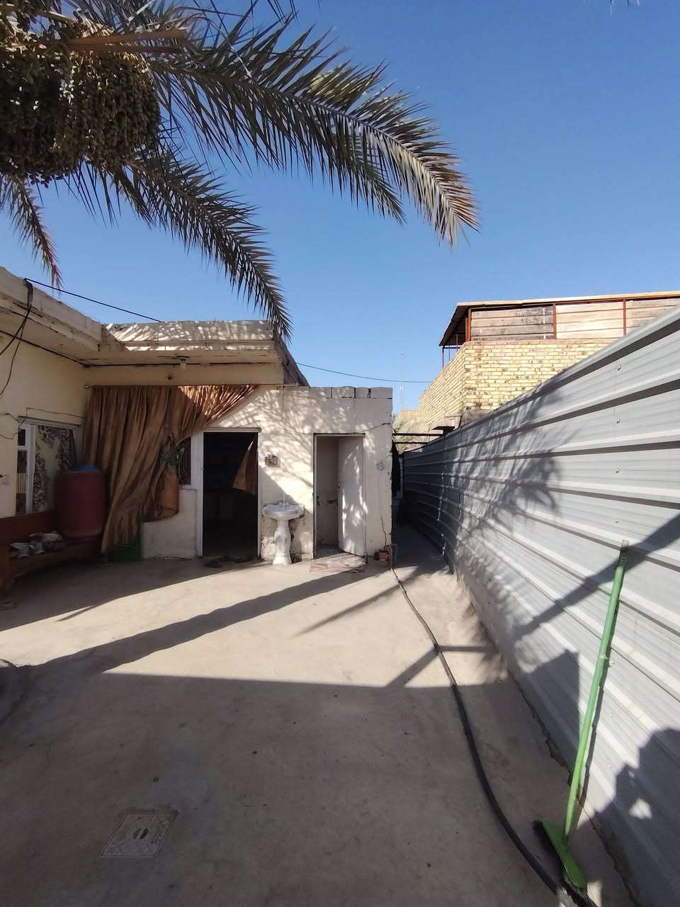 سلام عليكم بيت للبيع صلاح زراعي مساحته 150متر مربع متكون من غرفه النوم وصاله ومطبخ وصحيات وطارمه  شارع 80من جهه كربلاء قريب من جامع الرحمان السعر 25وبي مجال اتصل وبيك خير ودلل *********** اتصال لو واتساب
