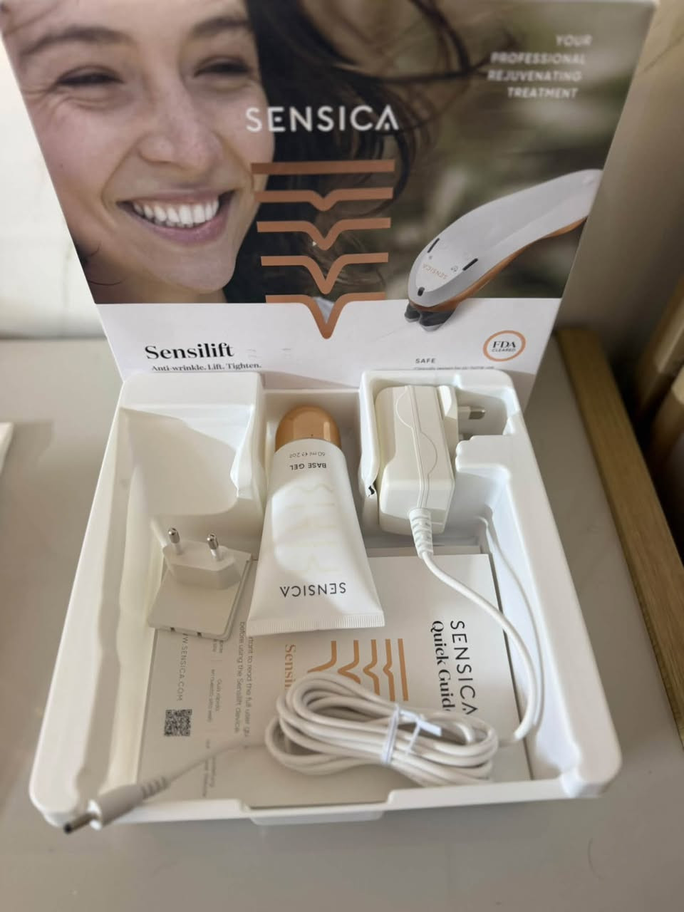 السلام عليكم 

تمتع جهاز Sensica Sensilift بمجموعة من الميزات المتقدمة للعناية بالبشرة ومقاومة علامات التقدم في السن في المنزل، وأبرزها:
 تقنية الترددات الراديوية المزدوجة (Dynamic RF Technology): تعتمد على إرسال موجات تسخن الطبقات العميقة من الجلد بلطف لتحفيز إنتاج الكولاجين والإيلاستين المسؤولين عن شباب البشرة ومرونتها.
 شد البشرة ورفع الترهلات: يساعد بفعالية في تحديد خط الفك، وتقليل التجاعيد والخطوط الدقيقة (مثل خطوط الابتسامة وحول العينين).
 خاصية التدليك المدمج: يدمج الجهاز حركة التدليك مع الحرارة لتعزيز الدورة الدموية ومساعدة الطاقة على اختراق طبقات الجلد بعمق أكبر.
 مستشعرات الأمان للحرارة: يحتوي على حساسات حرارية تراقب درجة حرارة الجلد باستمرار وتعدل الطاقة تلقائياً لضمان جلسة آمنة تماماً بدون احتراق أو ألم.
 حاصل على ترخيص هيئة الغذاء والدواء (FDA): ما يعزز موثوقيته للاستخدام الشخصي المنزلي الآمن.
 سهولة وسرعة الاستخدام: تتطلب الجلسة عادةً حوالي 5 دقائق فقط لكل منطقة، وتُجرى مرة واحدة أسبوعياً.

 السعر العالمي: يتراوح سعره عادةً بين $300 إلى $400 دولار أمريكي (حسب المتجر والمنصة مثل Dermstore أو الموقع الرسمي).
 في العراق: قد يختلف السعر إذا تم طلبه عبر مواقع الشحن الدولي (مثل Ubuy أو غيرها)، حيث يُباع عالمياً بهذا النطاق السعري مضافاً إليه تكاليف الشحن والجمارك 
ساحة بيروت مجاور صالون اريدو ***********
