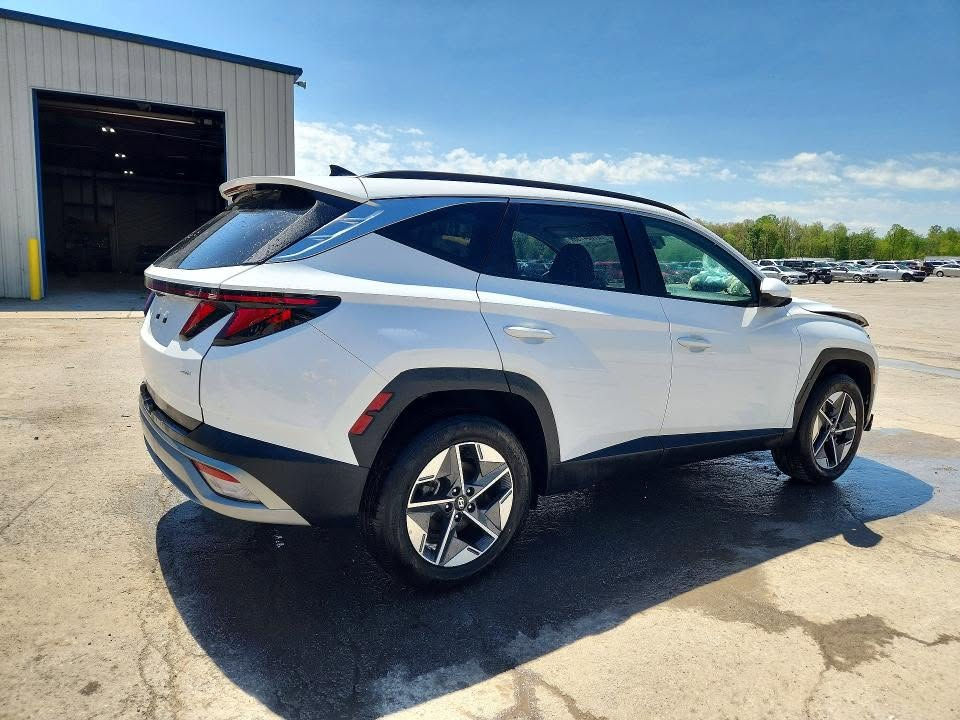 2025 HYUNDAI TUCSON SEl 

السعر بيع مباشر من المزاد   :   89 $

تاريخ المزاد  :    2026/9/24

الحادث  :  موضح بالصور

حالة السيارة  :السيارة تعمل و تسير

 ((  مكان السيارة في امريكا   ))

بإمكان ادخال السيارة على كتاب شهداء

((  يكون حساب الجمارك و الضريبة على مبلغ الفاتورة للسيارة  ))

مدة النقل من امريكا الى العراق 60   يوم  (( يتعهد المكتب بفترة النقل ))

للشراء الحضور الى المكتب في العنوان المذكر بالأسفل مع جلب عربون 

مكتب همام كريدي لمزادات السيارات  

شراء و نقل السيارات من امريكا للعراق

العنوان  /  بابل - حله - شارع الجمعية

اهلا وسهلا بيكم من الساعة ٣ الى الساعة ١٠ مساءاً

***********

واتس اب

[https://wa.me/message/BEZOHX2I6NQDD1](https://wa.me/message/BEZOHX2I6NQDD1)

 

 

#مزاد #كوبارت #iaai #وارد #امريكي #عقبة #ميناء #بيع #شراء  #استيراد #نقل #الحره #تخليص #تعقيب #كيا #هونداي #الزرقاء #الاردن #بلسايد #تولورايد #النترا

نص مكتوب في الصور:
- 51604750X