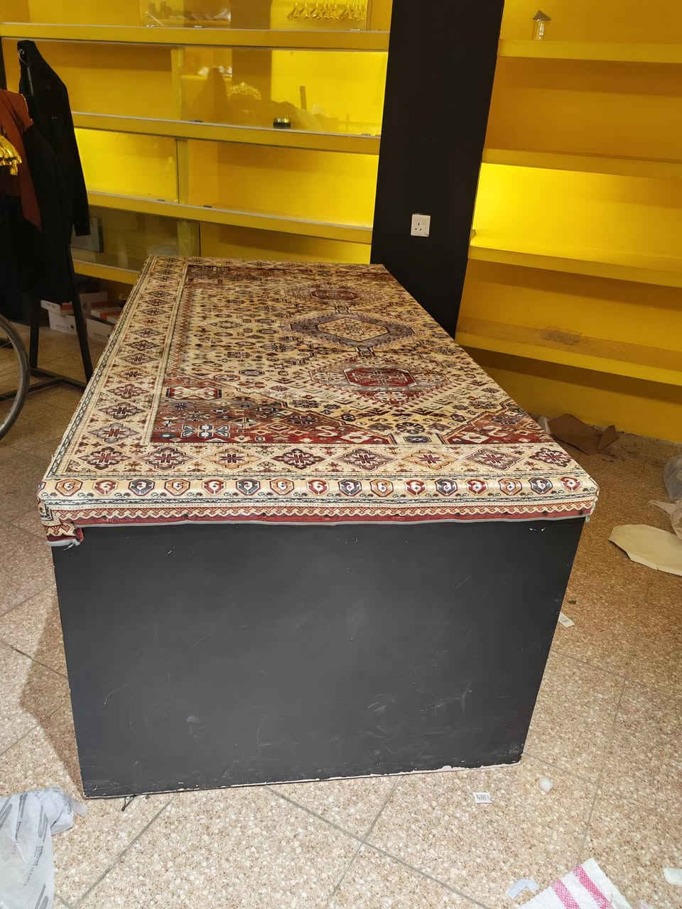ميز مكتبي عدد 2 نضيفات الجبير وياه ملحقات مكاني فلكة الساعة 
***********
