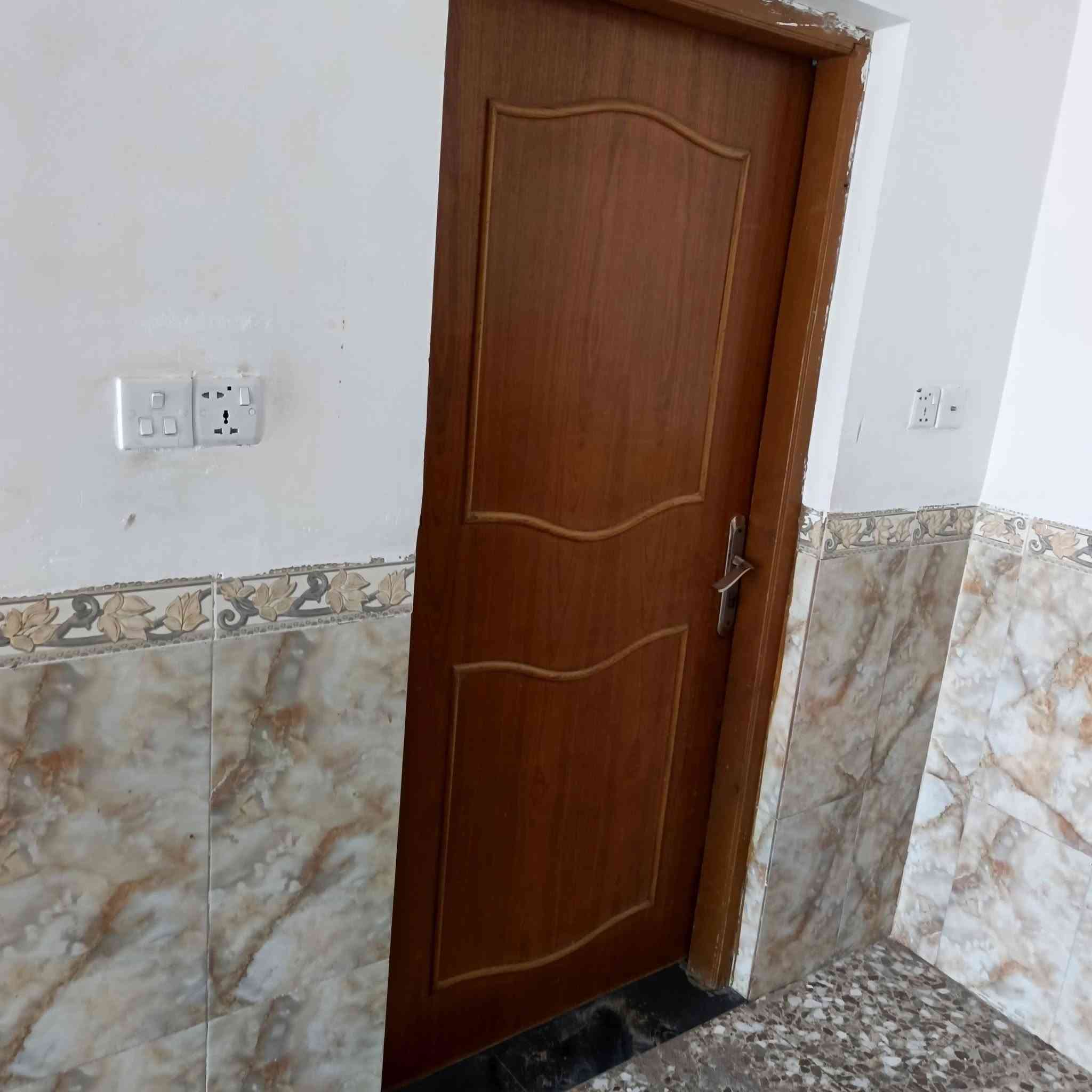 سلام عليكم للبيع بسعر مناسب أبواب مستعمل خشب صاج تزكام للبيع العدد ١٠ابواب منها ٣دفتريات ال للاستفسار  ***********
