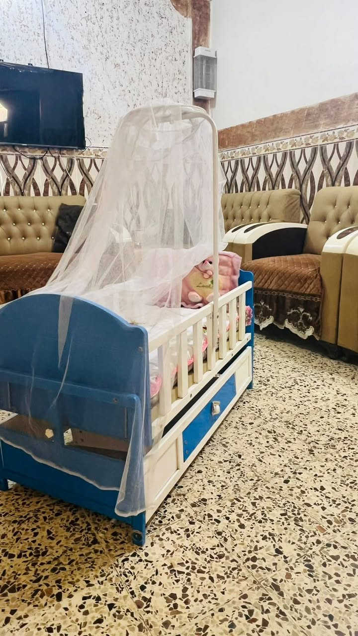 السلام عليكم متوفر سرير اطفال بعده أخو الجديد ما صارله 2 شهر للبيع سعره 60 الف وبي مجال بسيط للتصال عل***********
