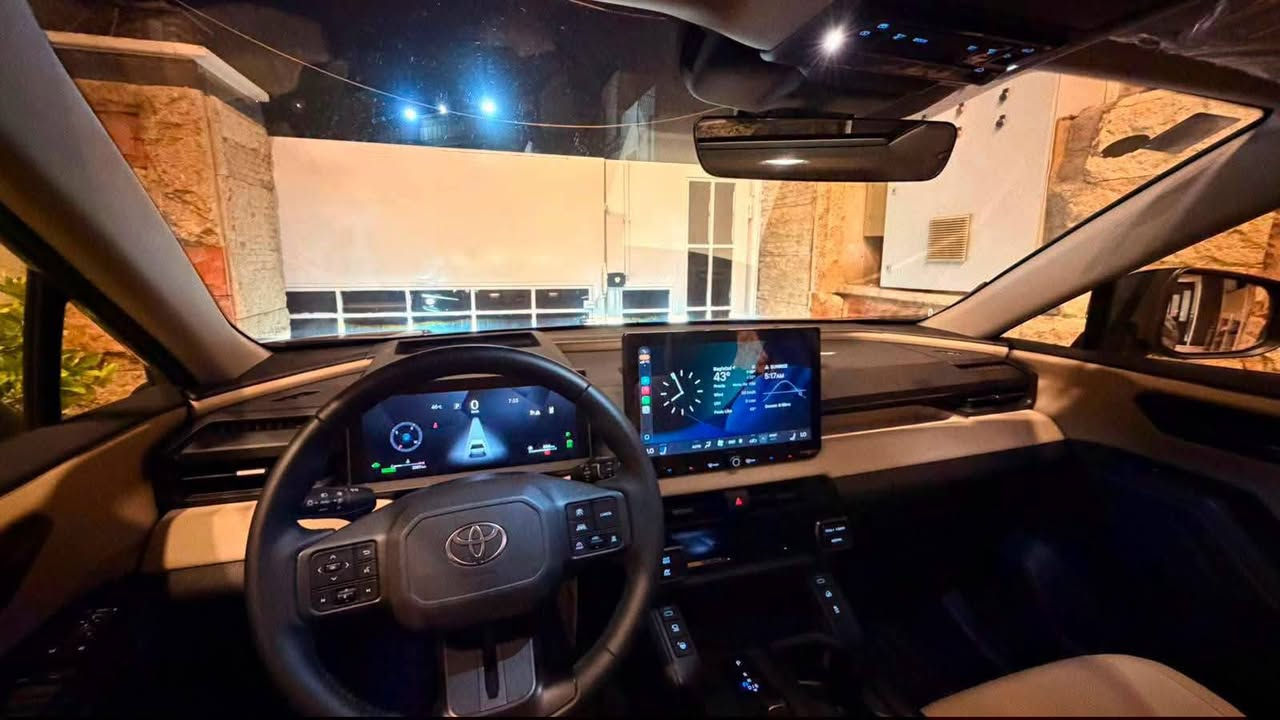 راف فور    Limited  2026شركة ساس (SAS)
العداد 3500 مكفوله من كلشي رقم بغداد 
تغليف ppf ضمان 10 سنوات 
… اللون ذهبي 
* الفئة: Limited (فل أوبشن) اعلى فئة في راف فور
* المحرك: 2.5 لتر هايبرد (Hybrid)
* القوة: 236 حصان
* ناقل الحركة: CVT أوتوماتيك
* نظام الدفع: رباعي AWD
* المقاعد: جلد فاخر
* المقاعد الأمامية: تدفئة + تبريد + تحكم كهربائي
* شاشة معلومات وترفيه 12.9 إنج
* شاشة عدادات رقمية 12.3 إنج
* Apple CarPlay و Android Auto لاسلكي
* شاحن لاسلكي للهاتف
* تشغيل بصمة (Smart Key)
* تشغيل عن بعد
* فتحة سقف بانوراما
* باب خلفي كهربائي
* كاميرا 360°

* حساسات أمامية وخلفية
* Auto Park (الاصطفاف الذاتي)
* Head-Up Display
* مرايا كهربائية مع إشارات
* إضاءة LED أمامية وخلفية
* جنوط ألمنيوم 20 إنج
* مثبت سرعة ذكي
* رادار أمامي
* نظام المحافظة على المسار
* نظام التحذير من الاصطدام مع الكبح التلقائي
* مراقبة النقطة العمياء (Blind Spot)
* تنبيه حركة المرور الخلفية
* 7 وسائد هوائية
* نظام الثبات الإلكتروني (VSC)
* نظام منع الانزلاق (ABS)
* مساعد صعود المرتفعات
* استهلاك وقود اقتصادي جداً بفضل نظام الهايبرد.
 ملاحظة السياره بيها تأمين شامل للحوادث والسرقة والحريق
العنوان بغداد الكراده 
تواصل واتساب 

رقم صاحب السيارة 
***********
