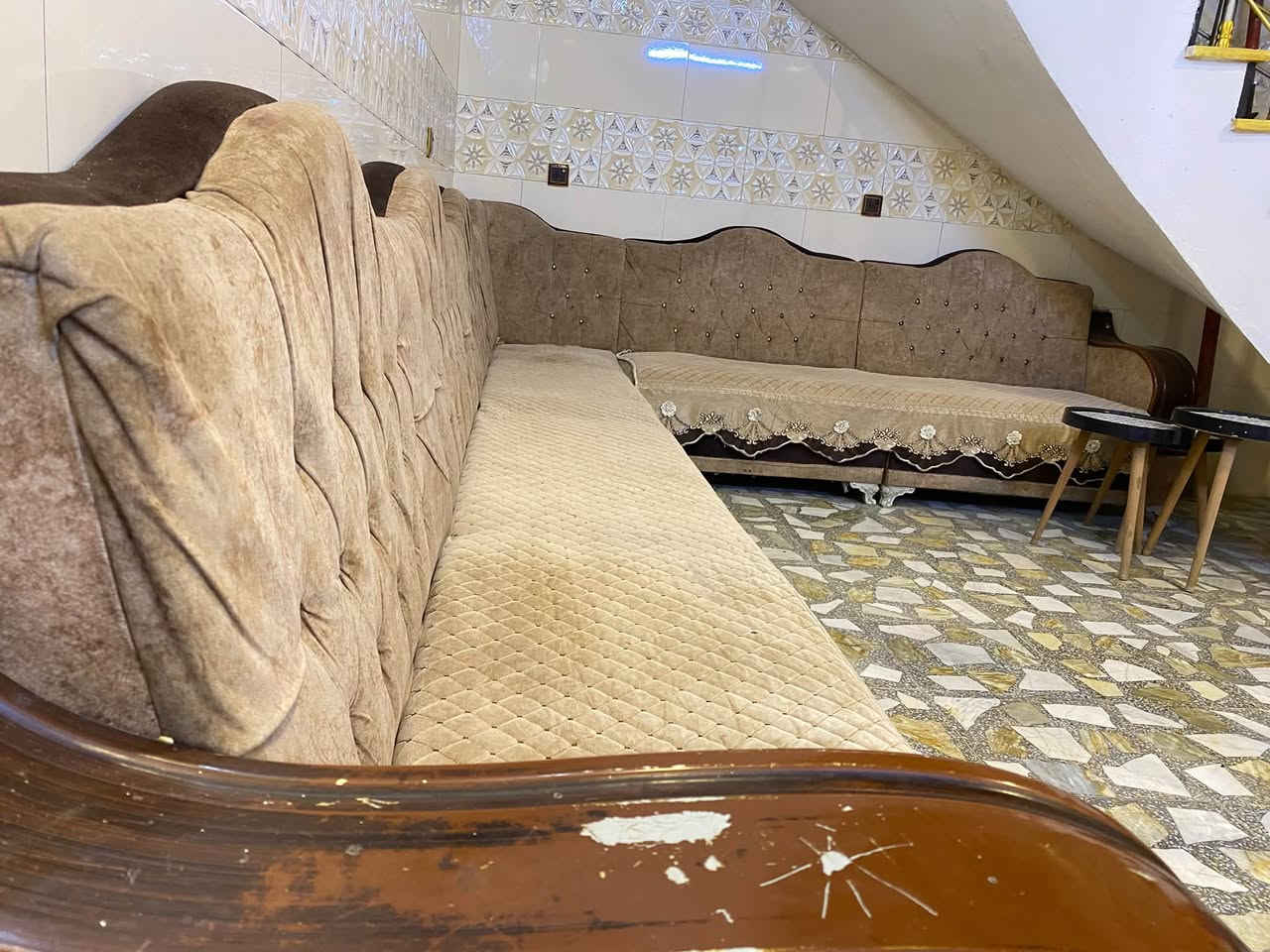 السلام عليكم 
👈للبيع: ديون (قنفات) بحاله جيدة✅

📌قياس التخم ست أمتار زاويه آلون بيجي مطعم بجوزي

📍النضافه مستعمل بي تصليحات بسيطه 

🖇️يجي وياه طبلات ومفرشين واحد كريمي واحد جوزي 

💰السعر:؛ 115الف وبي مجال 

🕹️المكان[بغداد/ مدينة الصدر / الدسيم ]

📞الرقم للتواصل /***********
