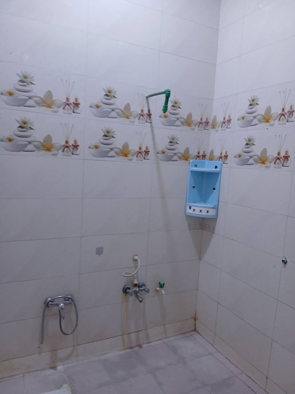 سلام عليكم من رخصت ألادمن بيت للايجار في مناوي لجم خلف المول الخوره المساحه ١٠٠ متر يحتوي على خرفتين هول مطبخ حمام منور بيت جديد وحديث التواصل ***********
