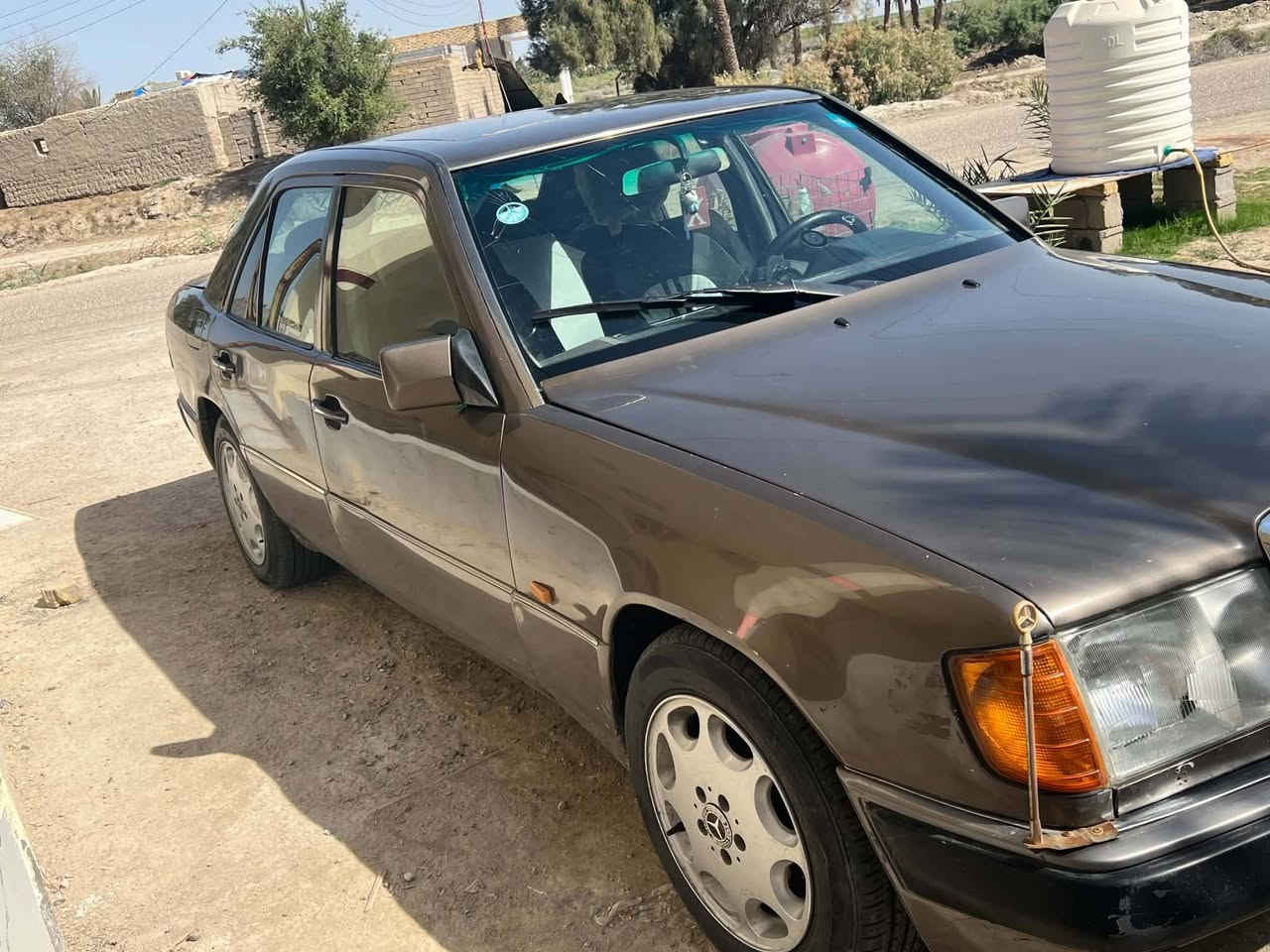 سلام عليكم مارسدس للبيع جاهزه كل نقص مابيه مكينه وكير حداديه تبريد تخم تاير رقم الماني حد 2031 مكاني ناصريه سوق الشيوخ السعر 47 بيه مجال حك الجيه ***********

نص مكتوب في الصور:
- 2vw_s
- CHILL
- @2vw_s