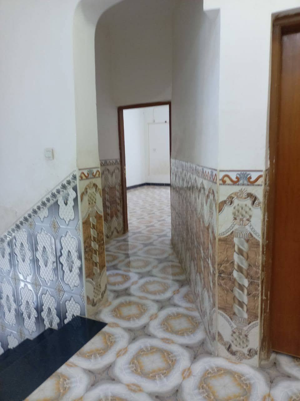 بيت بحي الزهور / الهنديه للبيع
مساحه //200 متر بالمنطقع العاليه 
يفتح على حديقه

البيت طابقين مسلح  بناء عام 2019

الطابق الاول //
غرفتين نوم + صاله + مطبخ + استقبال
صحيات داخليه وخارجيه 
 
الطابق الثاني//
اربع غرف  نوم + صاله + صحيات 
 
للاستفسار اكثر الاتصال بالرقم //
                          ***********

او مراجعة مكتب الضامن للعقارات
بحي الصدر مجاور صيدلية ركن العلاج
